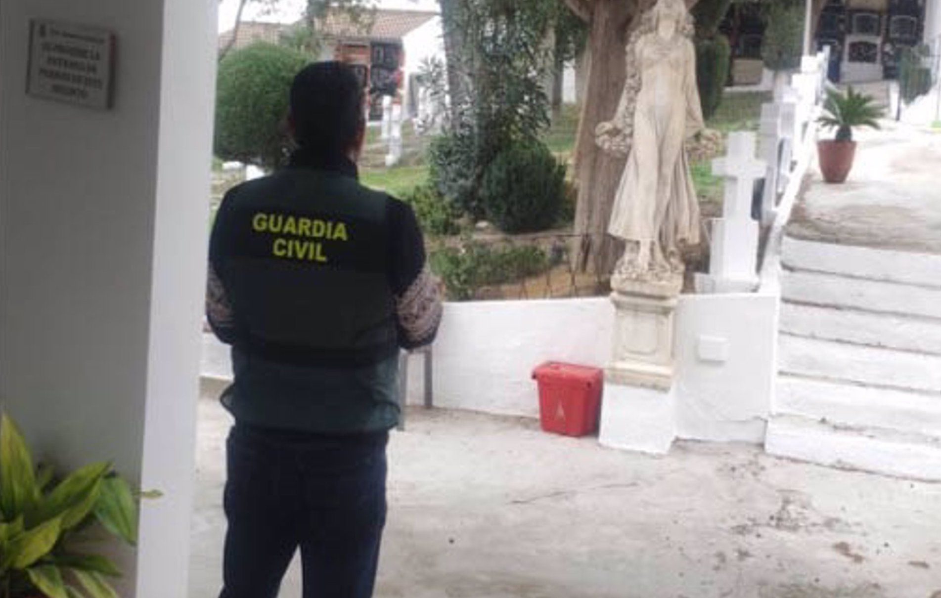 Un guardia civil, en el cementerio de La Guardia, en Jaén.