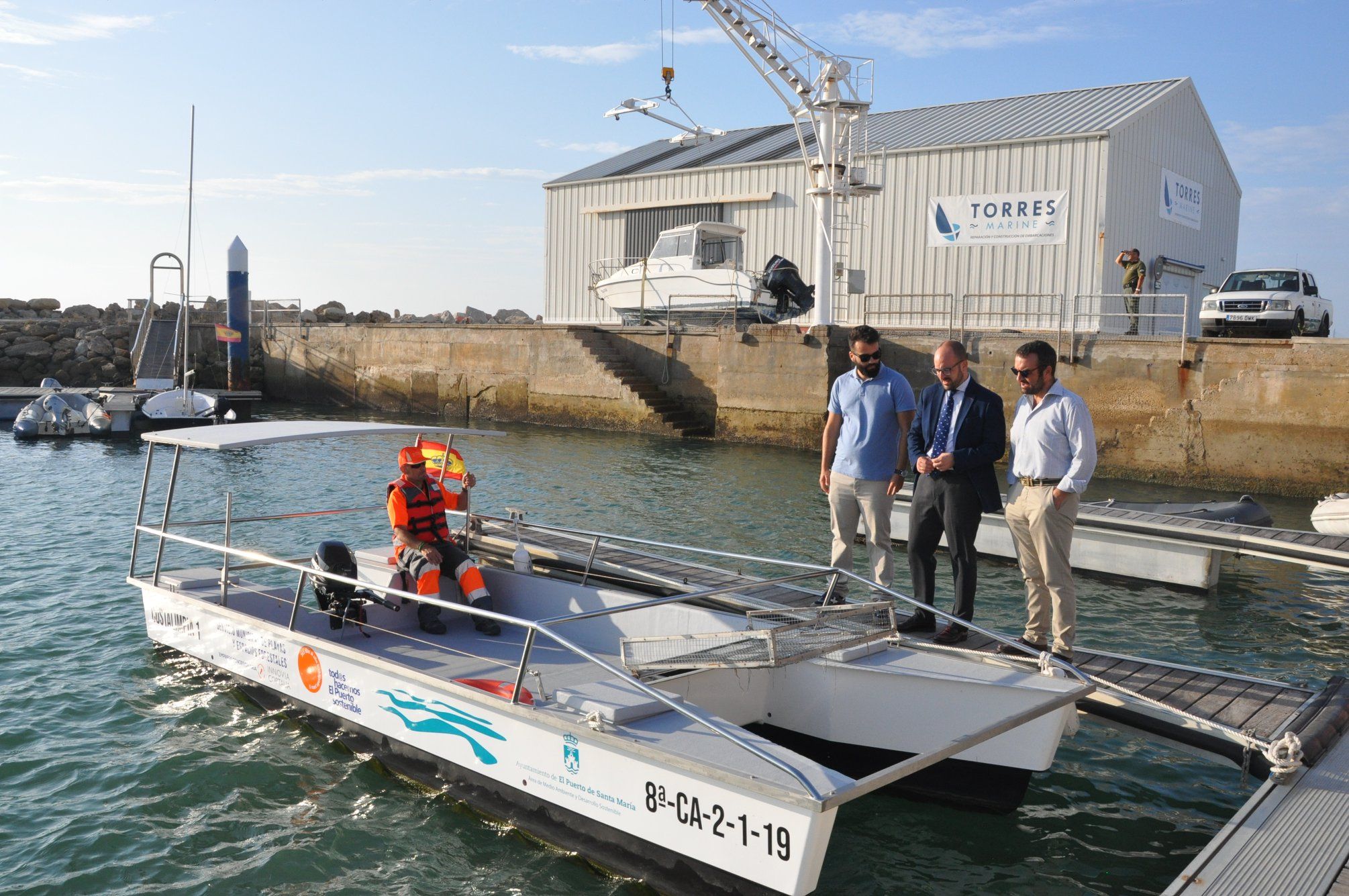 El alcalde de El Puerto, Germán Beardo, junto al barco Costalimpia I, del servicio de limpieza de playas.