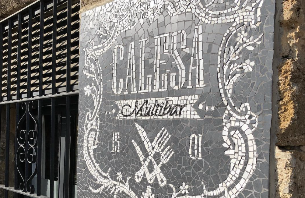 Otro cierre en la cuesta de Las Calesas: adiós al multibar de Pepe el Caja en Cádiz.