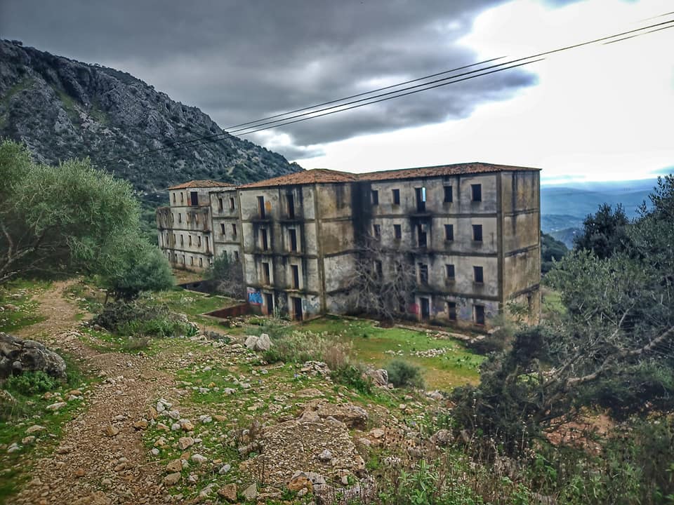El fantasmagórico hotel en ruinas situado en la Sierra de Grazalema.   FOTO: AVENTURAS ENTRESIERRAS