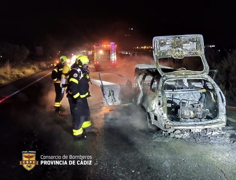 Estado del coche calcinado en una carretera de El Puerto.