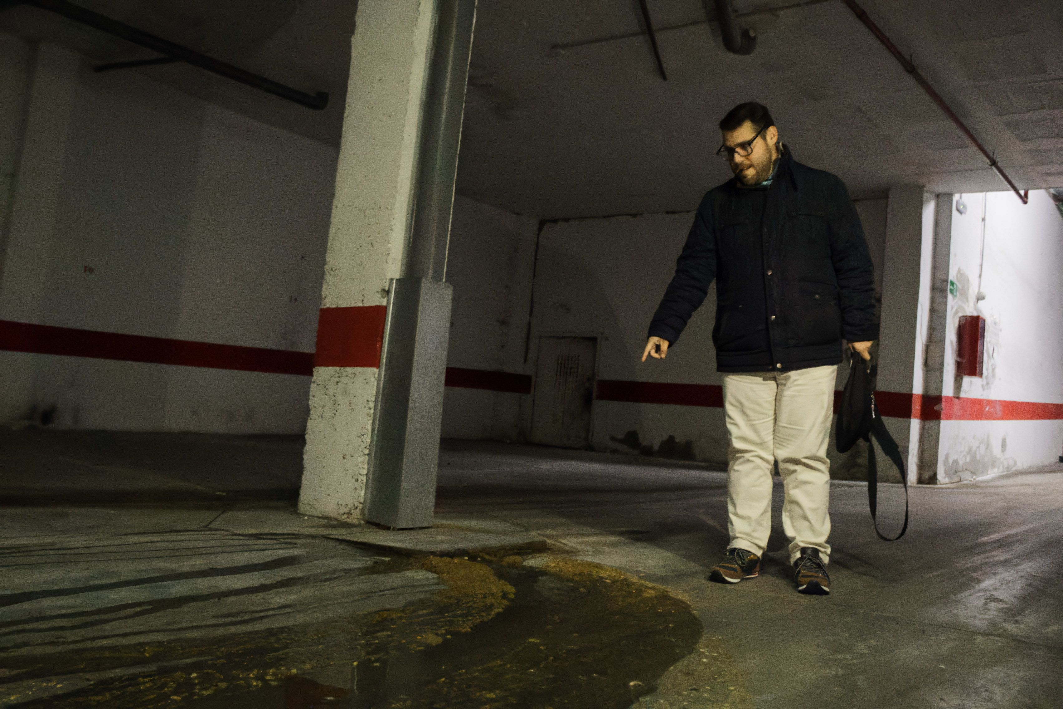 Heces esparcidas en el aparcamiento subterráneo, un garaje insalubre, como señala Daniel, uno de los vecinos de esta zona de pisos sociales en Jerez.