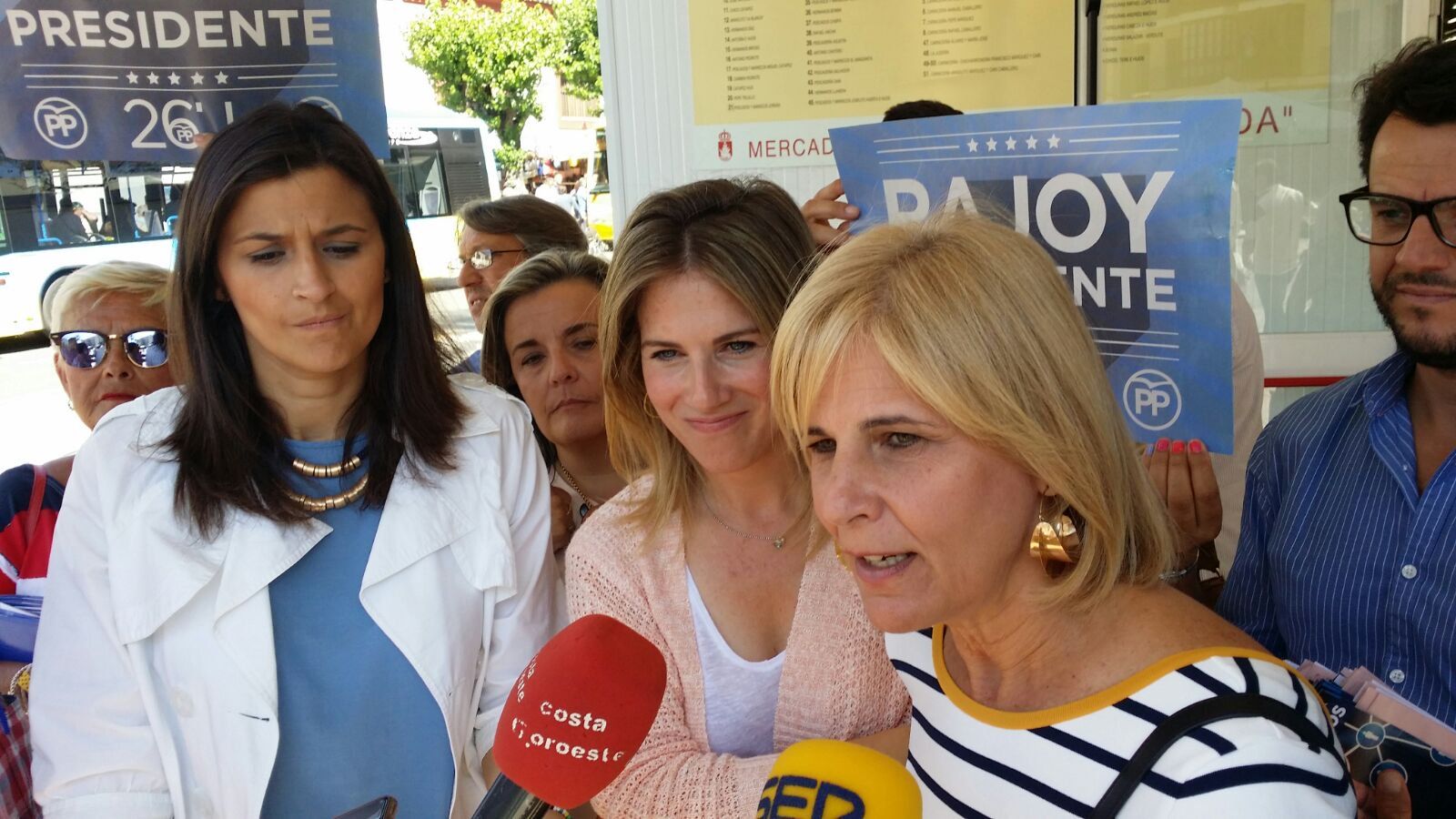 En primer término, García-Pelayo y Ana Mestre, tras ella, en una imagen de archivo. FOTO: PP de Sanlúcar.