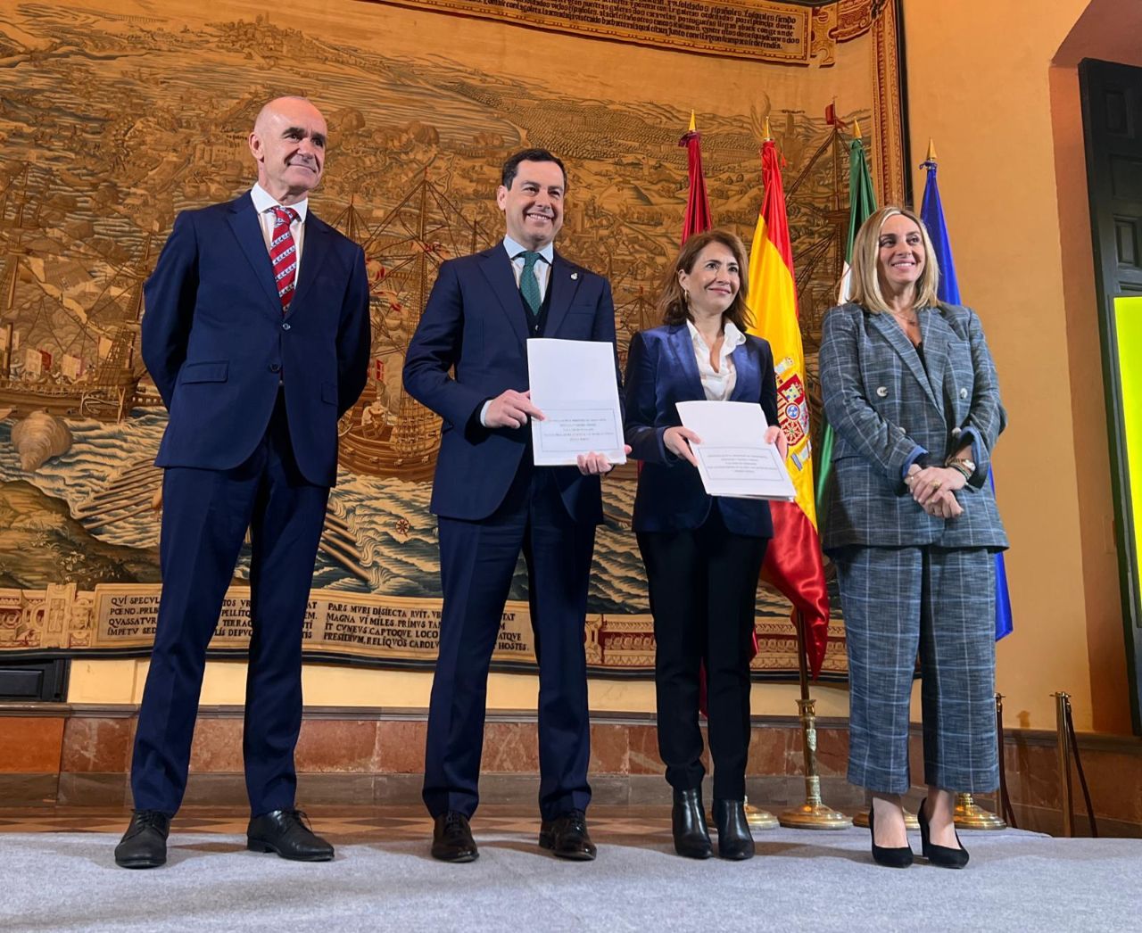 Antonio Muñoz, Juanma Moreno, Raquel Sánchez y Marifrán Carazo en la firma del convenio para la línea 3 de Metro.