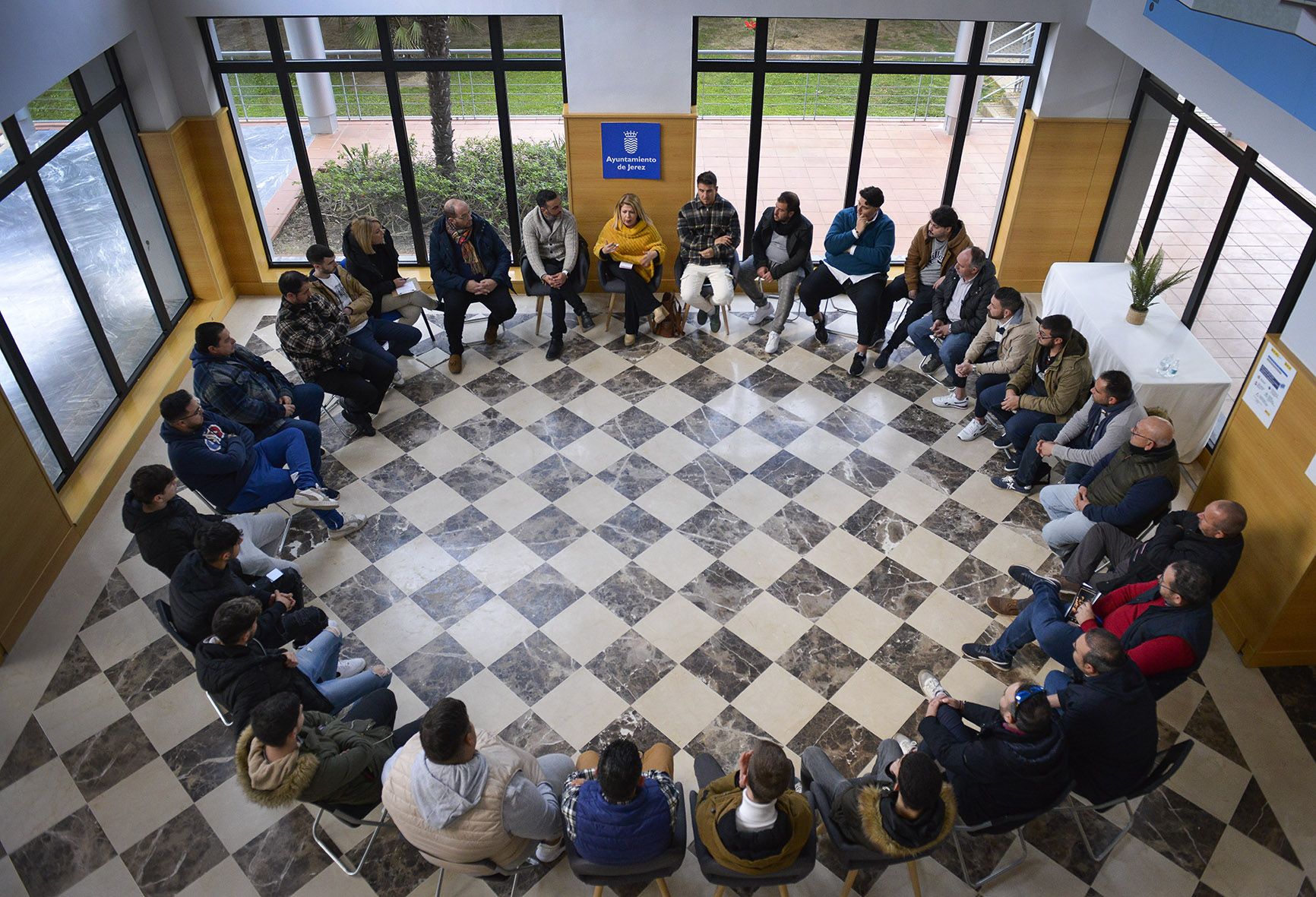 El Ayuntamiento de Jerez tiende la mano a la asociaciones cofrades juveniles. En la imagen, representantes de las asociaciones cofrades juveniles durante la reunión con la alcaldesa.