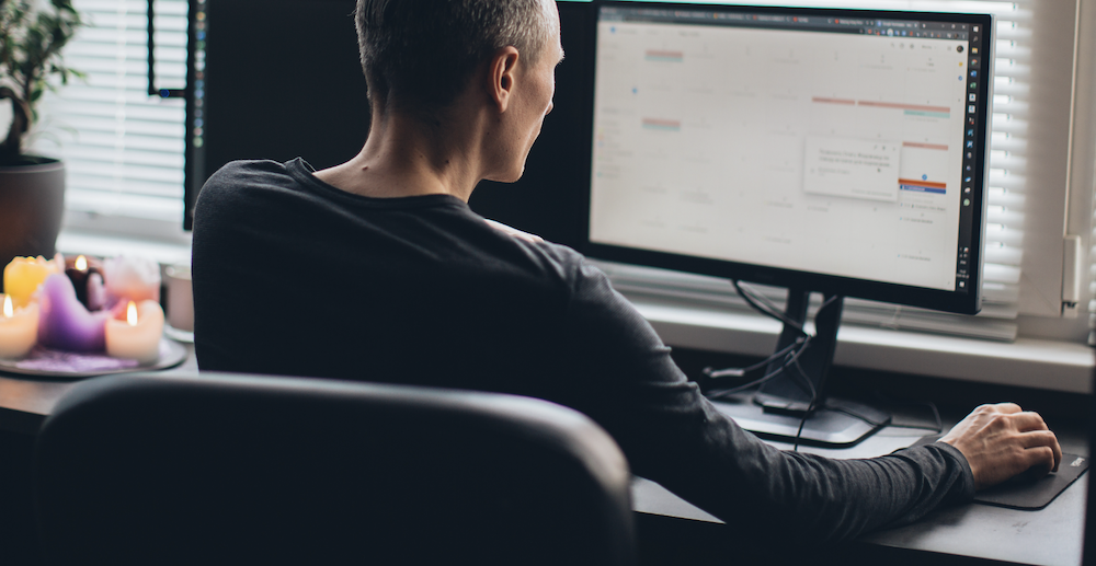 Un empleado en una imagen de archivo, mientras teletrabajaba.