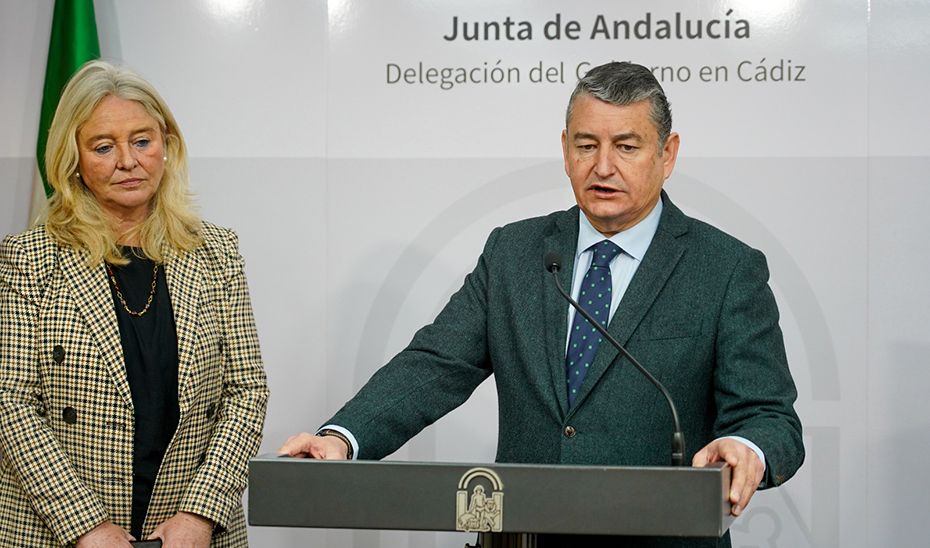 El consejero de la Presidencia, Antonio Sanz, junto a la delegada del Gobierno en Cádiz, Mercedes Colombo..