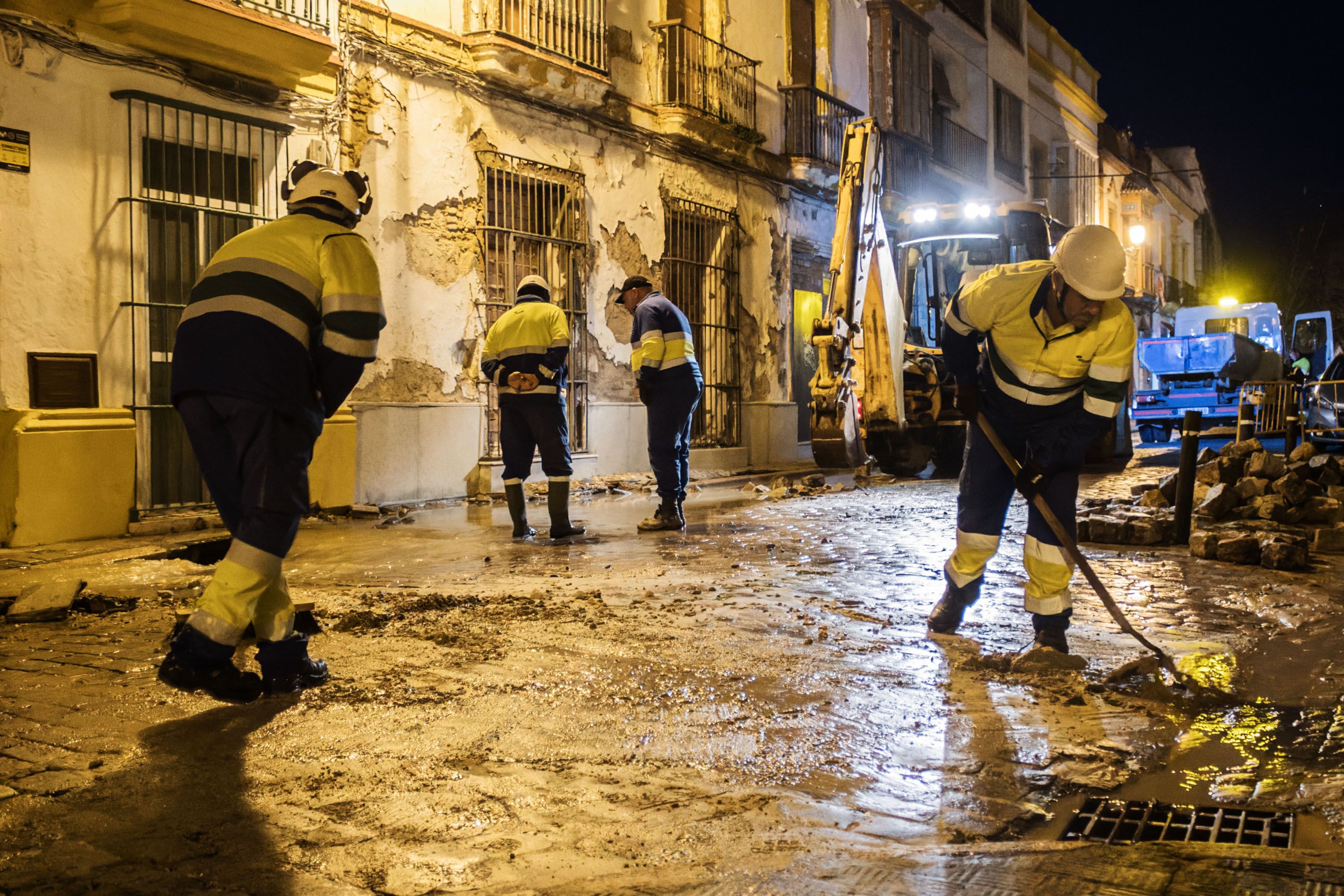 Labores de retirada de agua tras la rotura de una tubería en el centro de Jerez.