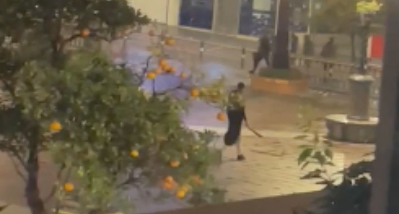 El yihadista, con el machete en la mano, en la plaza Alta de Algeciras.