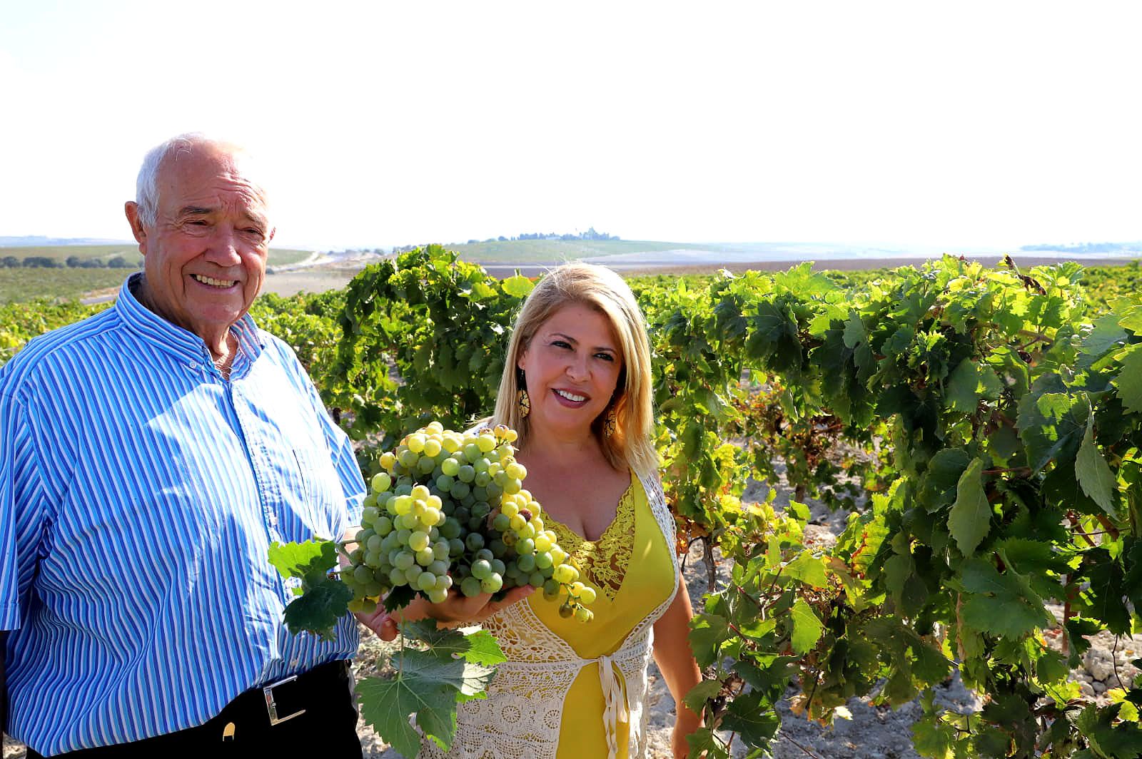 Curro Barba y Mamen Sánchez, en días pasados en la viña La Blanquita.