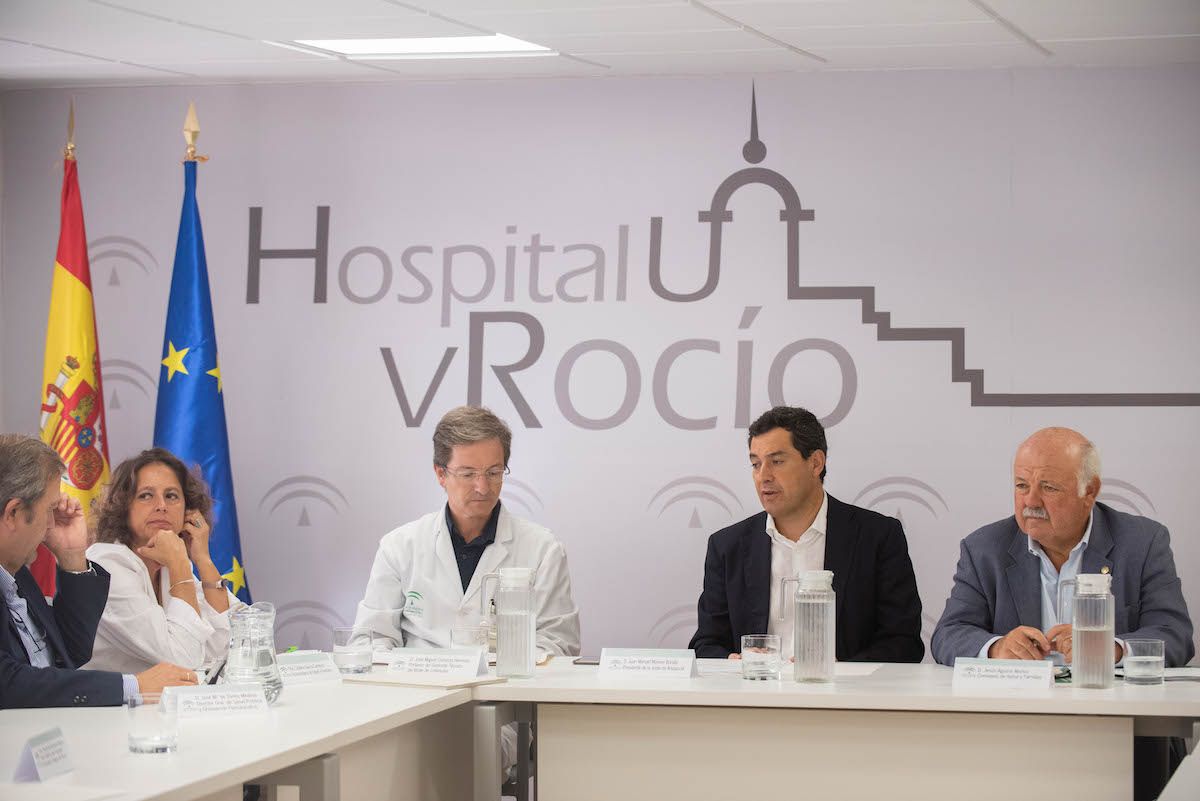 El presidente de la Junta, Juanma Moreno, durante una visita reciente al Hospital Virgen del Rocío. FOTO: JUNTA DE ANDALUCÍA