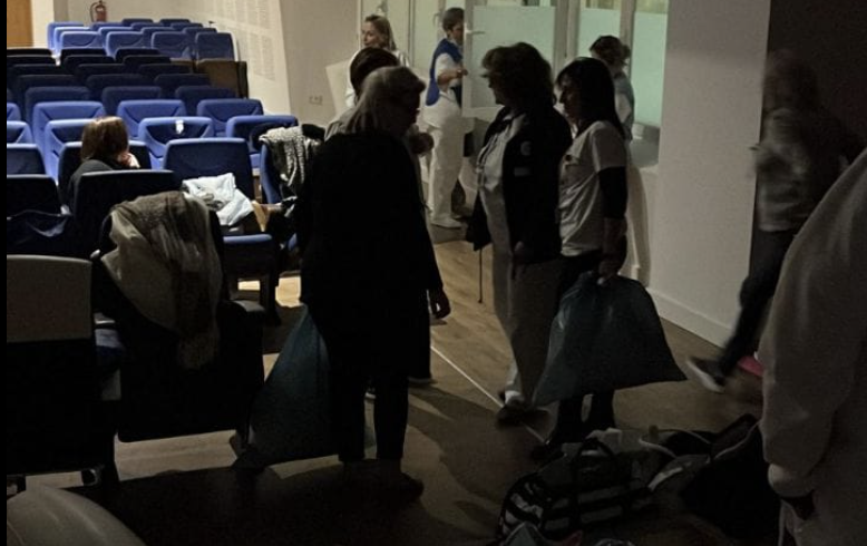 Noche de encierro de muchas de las TCAE del Hospital Puerta del Mar, en Cádiz.