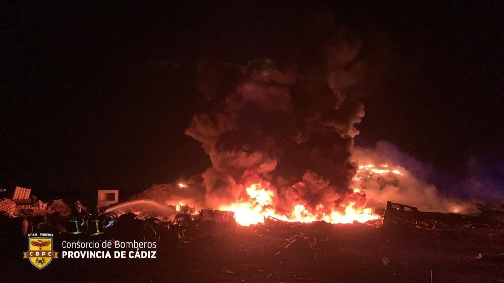 Durante más de seis horas estuvieron luchando los bomberos contra las llamas en Sanlúcar.