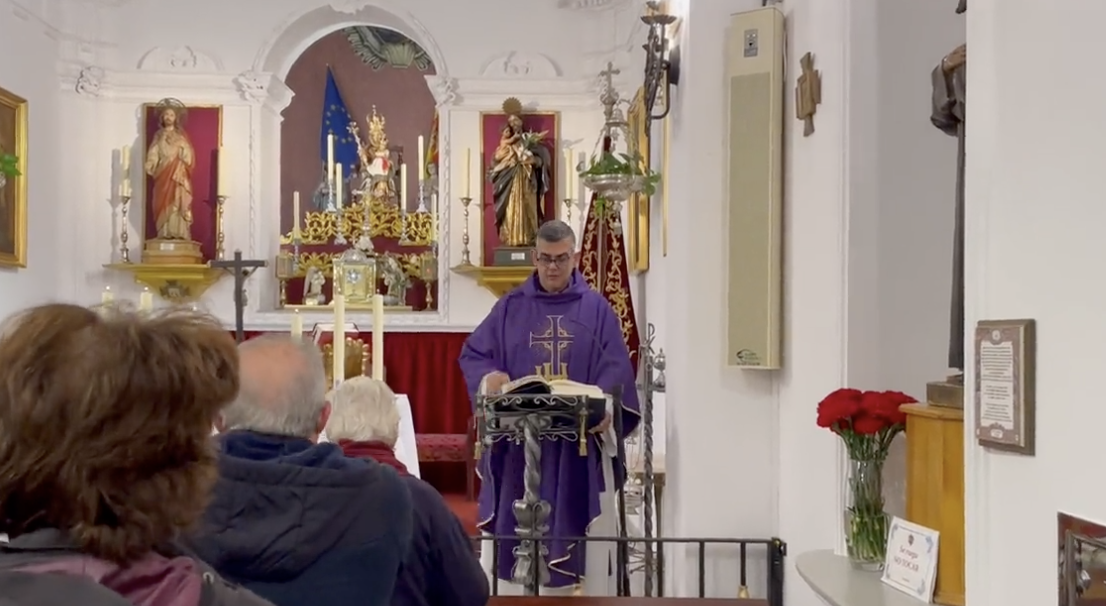 Palabras de pesar del párroco de la Iglesia Nuestra Señora de la Palma, Juan José Marina en la Capilla de Europa, en una imagen de 'Radio Algeciras'.