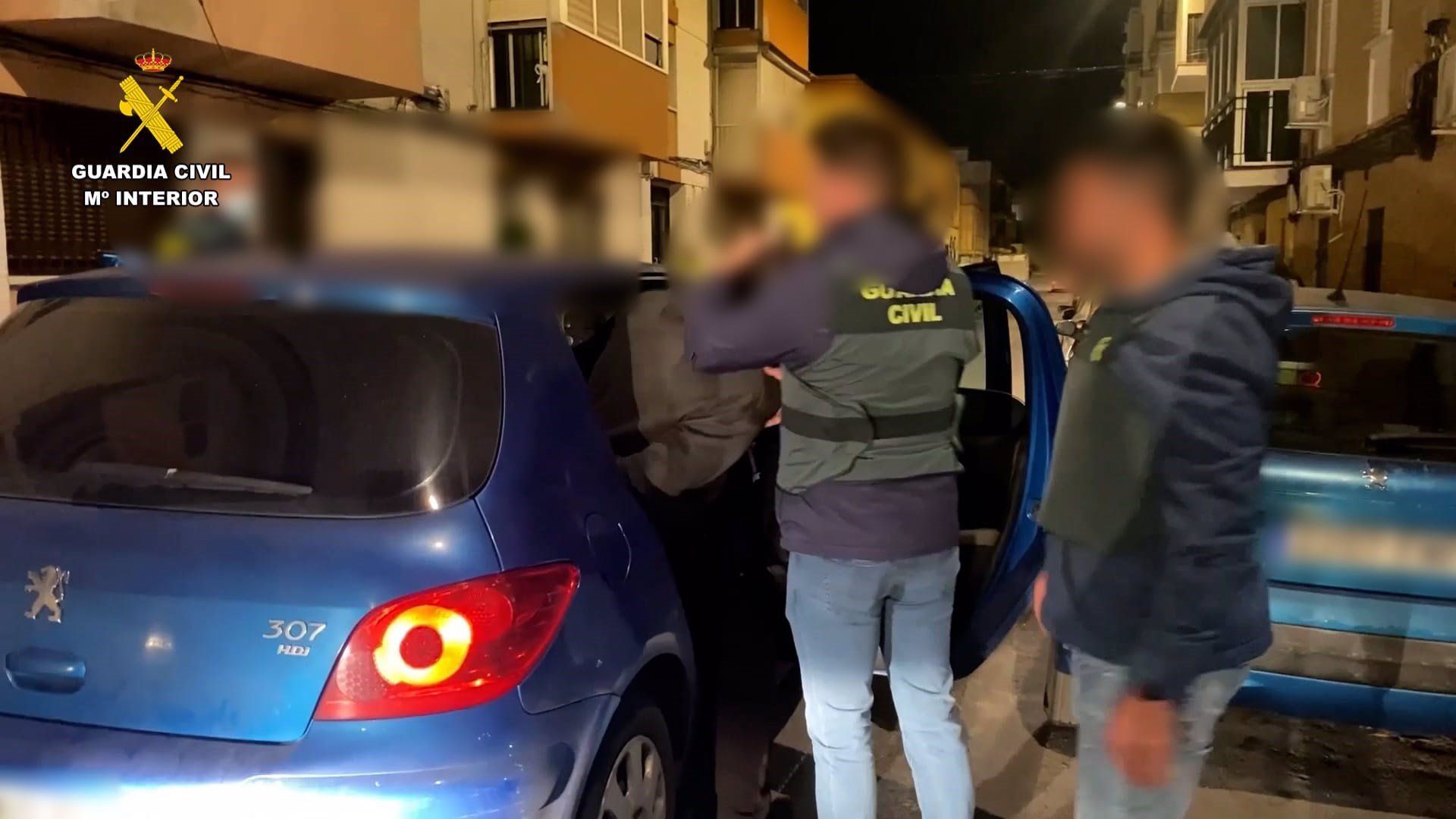Momento de la detención por parte de la Guardia Civil de Sevilla del acusado.