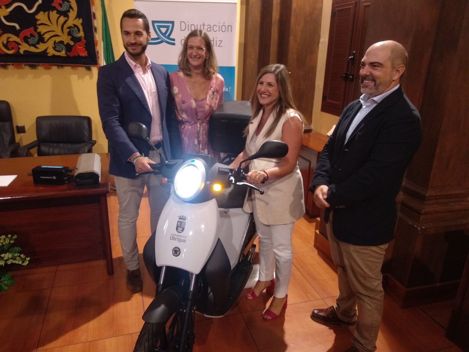 La presidenta de Diputación, Irene García, entregando las motos eléctricas al Ayuntamiento de Ubrique.