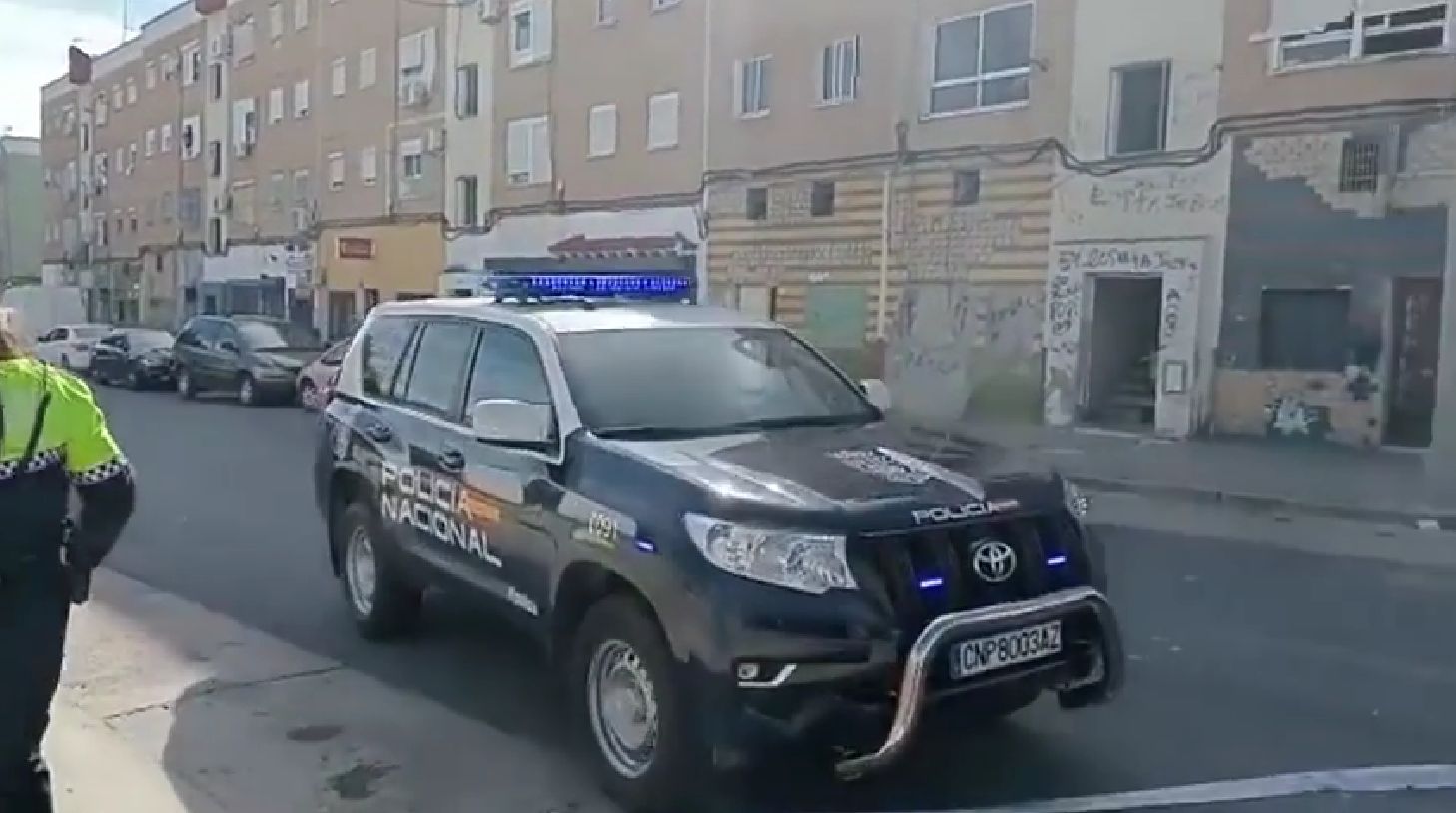 El coche de la Policía Nacional donde han trasladado al hombre detenido en Huelva.