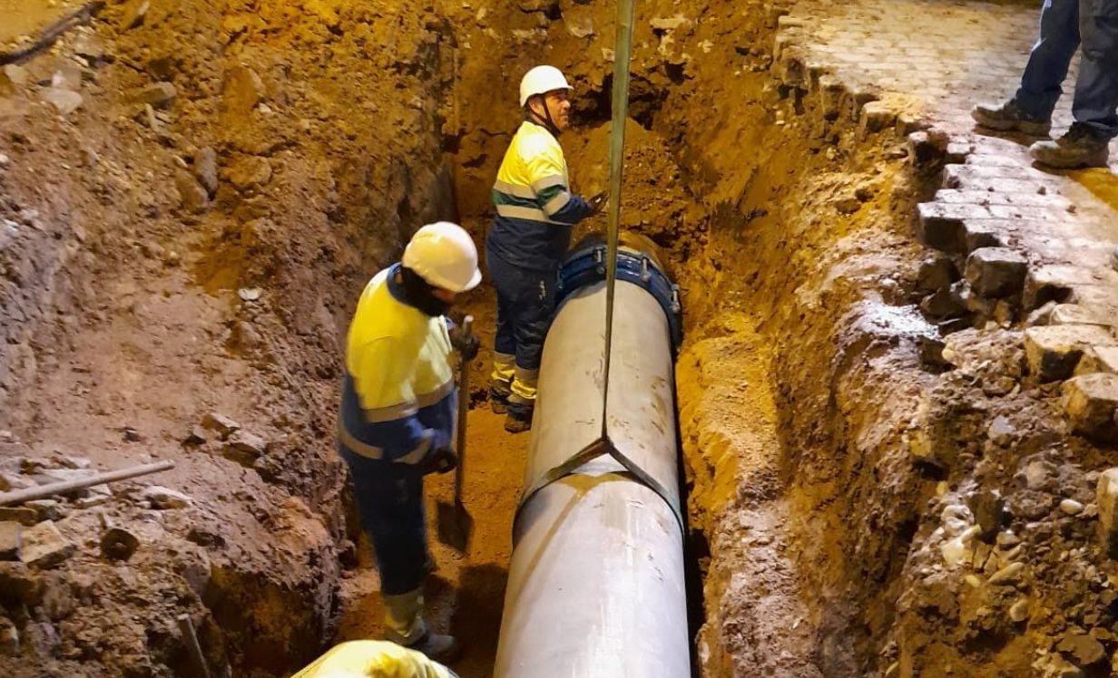 Operarios de Aquajerez en pleno proceso de reparación de la tubería afectada.