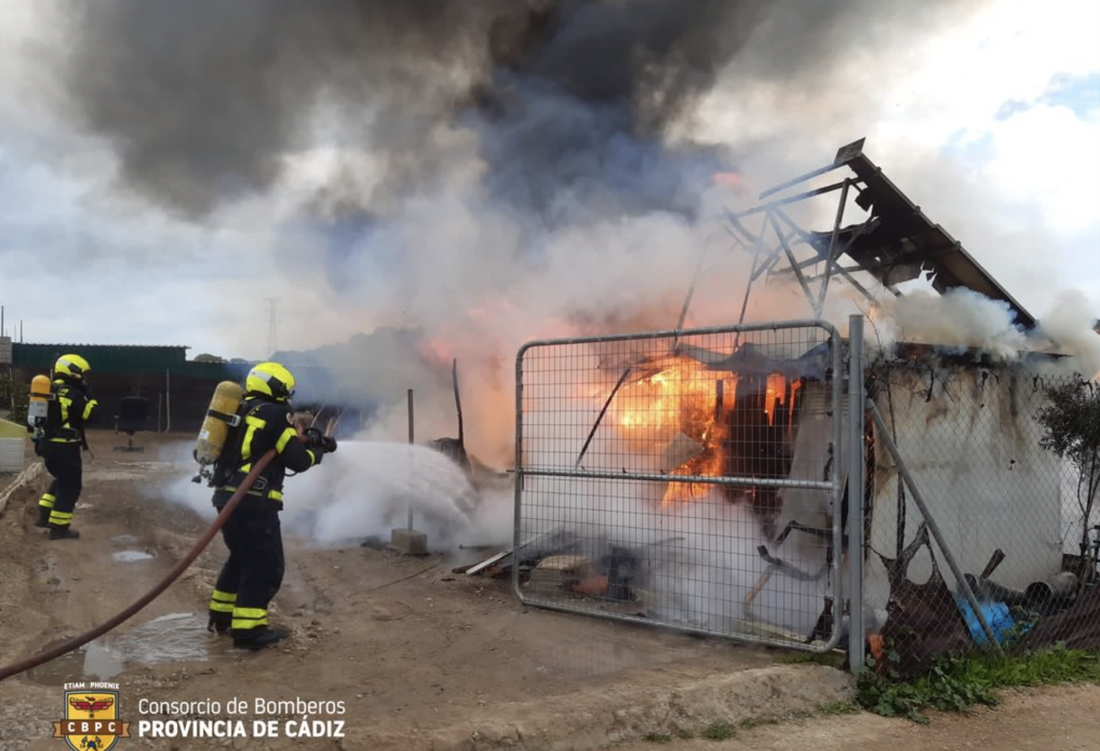 Bomberos intervienen en el incendio de una casa de madera en Estella.