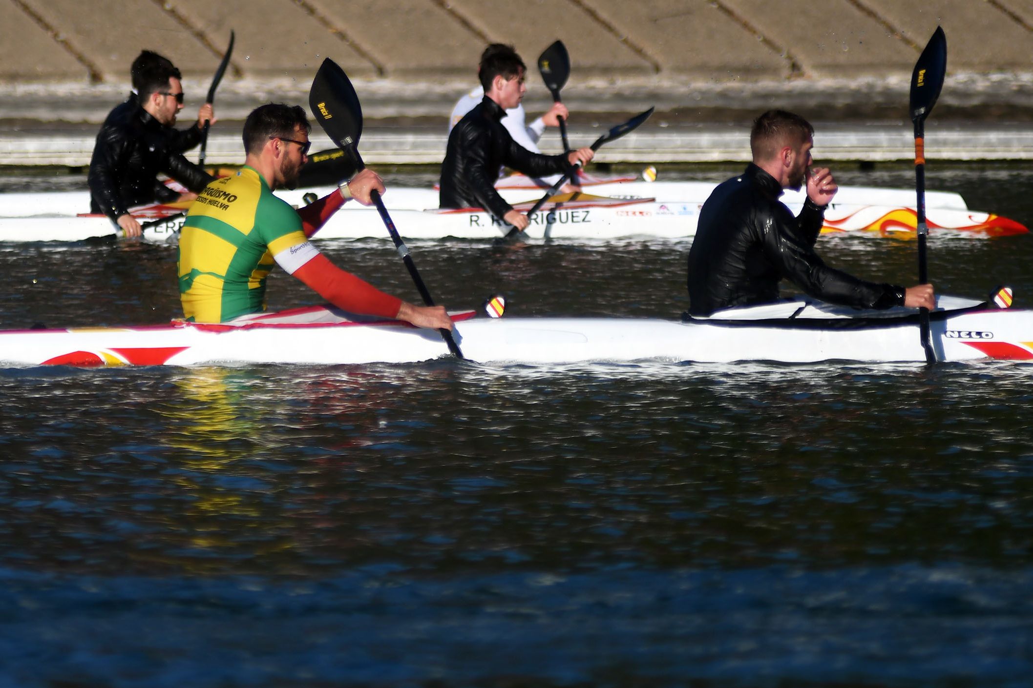 Los medallistas olímpicos Saúl Craviotto y Carlos Arévalo entrenando en Sevilla.