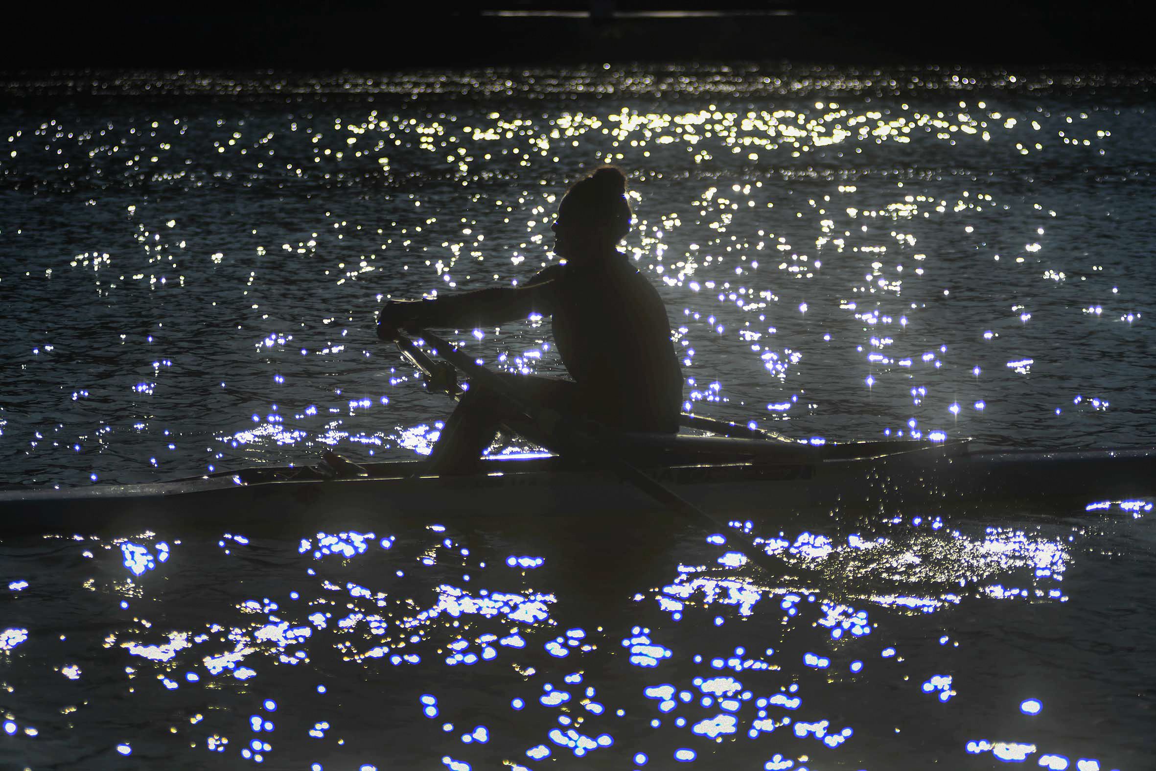 Una persona practicando piragüismo en una imagen de archivo. 