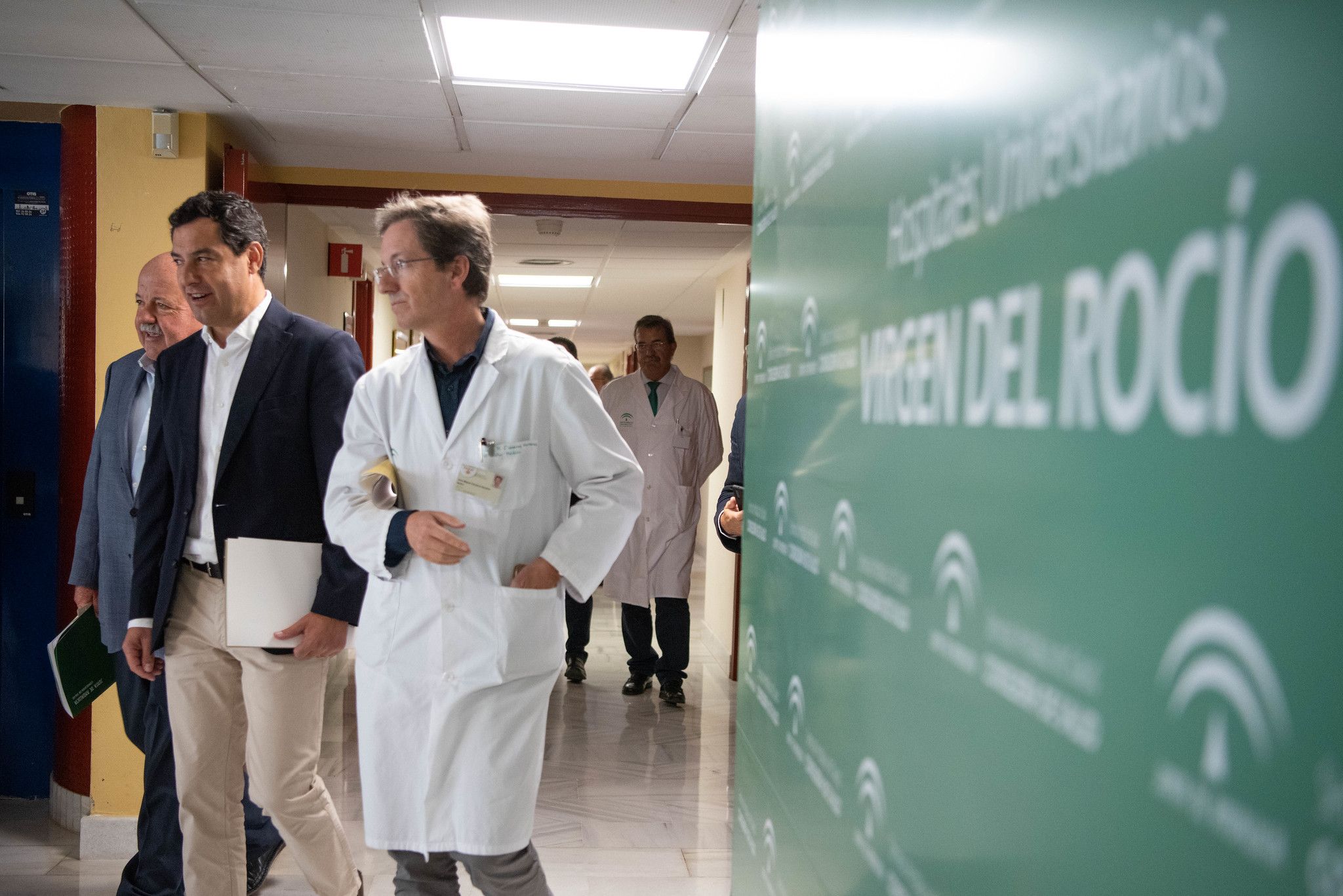El presidente de la Junta de Andalucía, Juanma Moreno visitaba a principios de semana el Hospital Virgen del Rocío y mantiene una reunión con profesionales y técnicos que participan en el dispositivo que atiende a los pacientes afectados por el brote de l