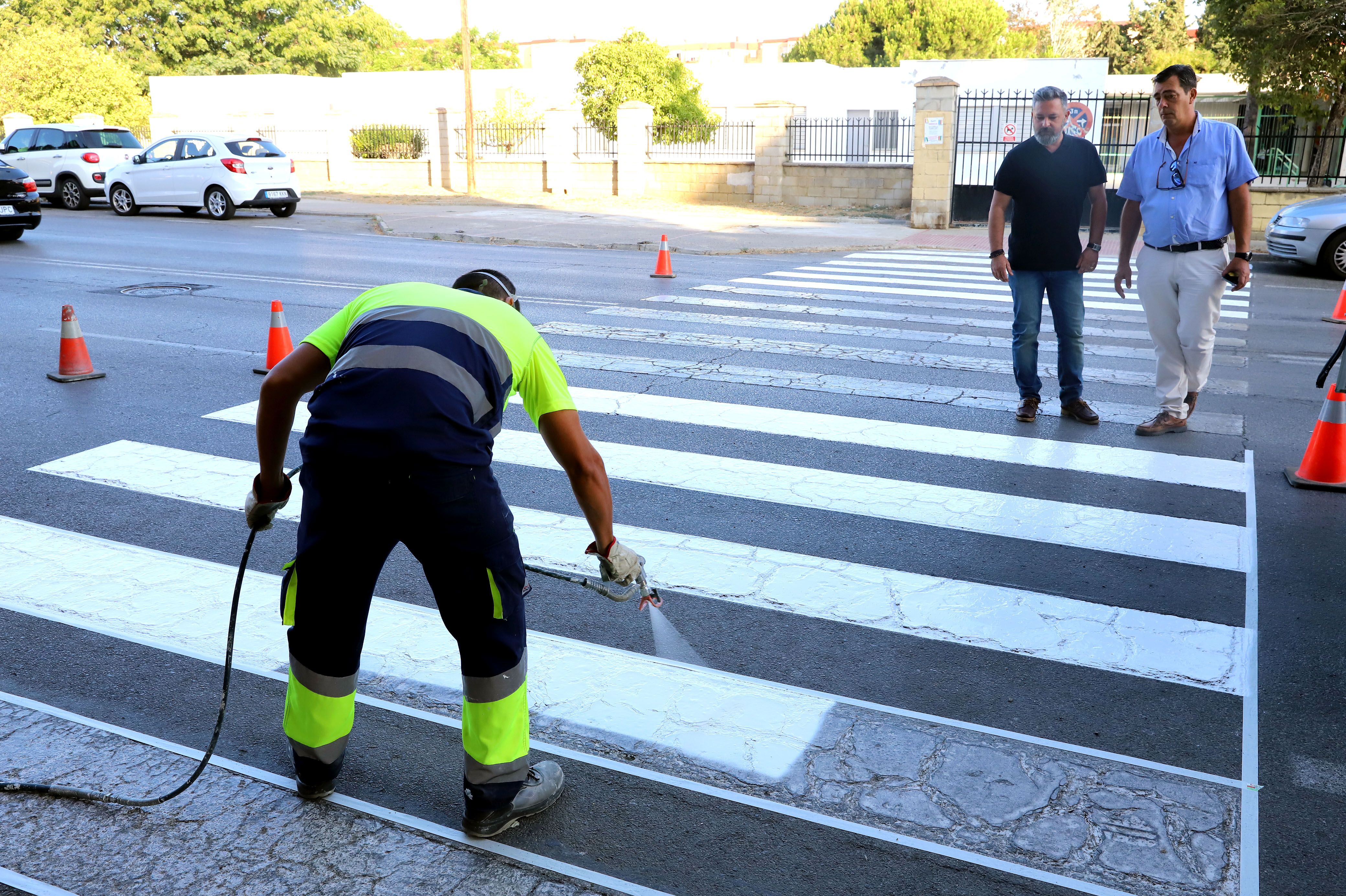 Repintado de pasos de peatones cercanos a centros escolares.