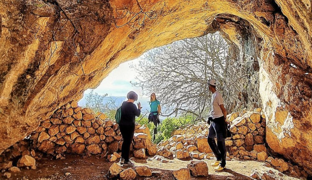  Cueva del Higueral de Valleja, en Arcos.