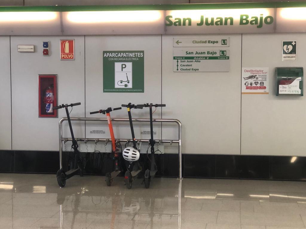 Patinetes aparcados en una estación de Metro.