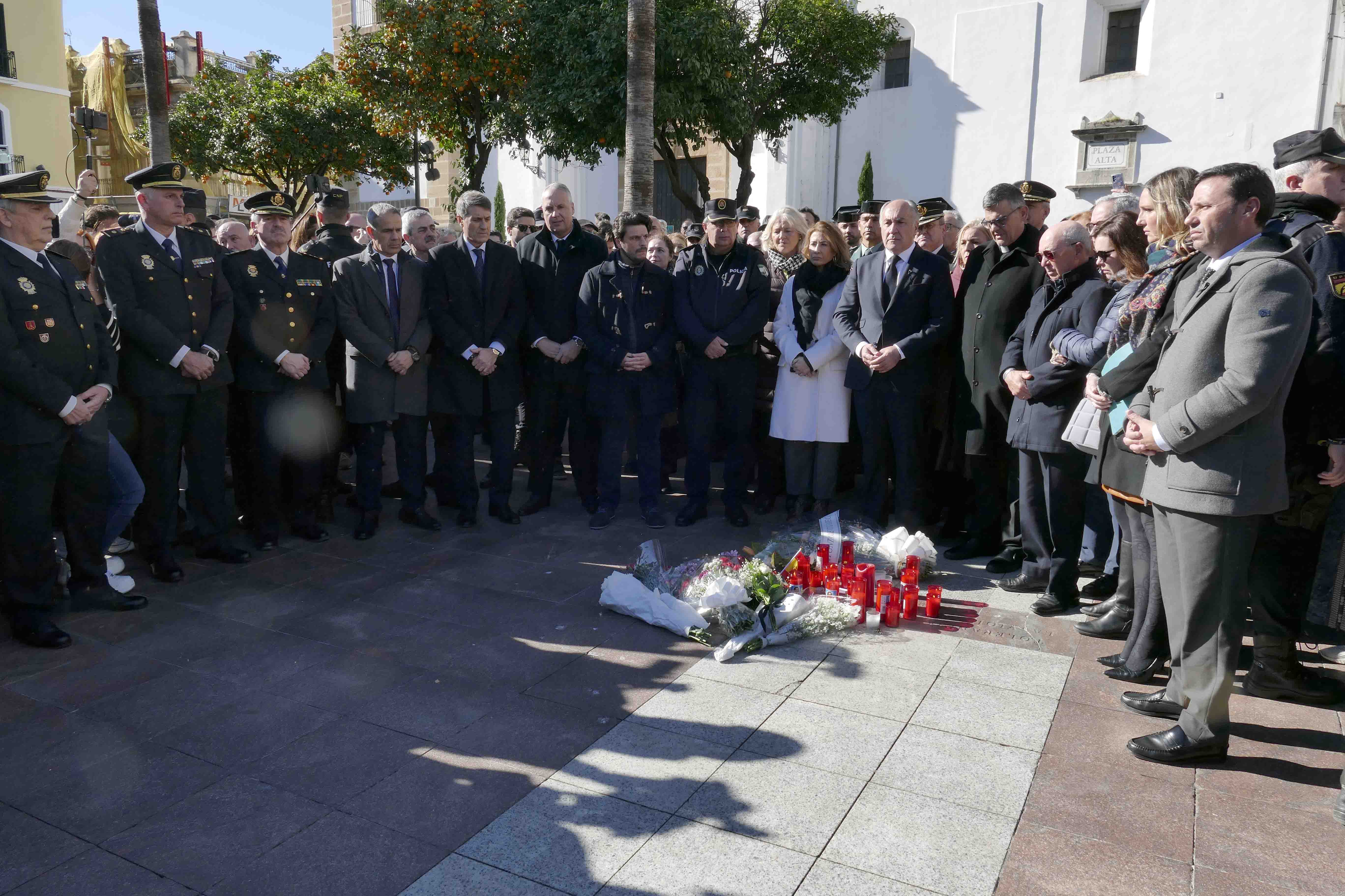 Autoridades locales de Algeciras, en el homenaje al sacristán asesinado.