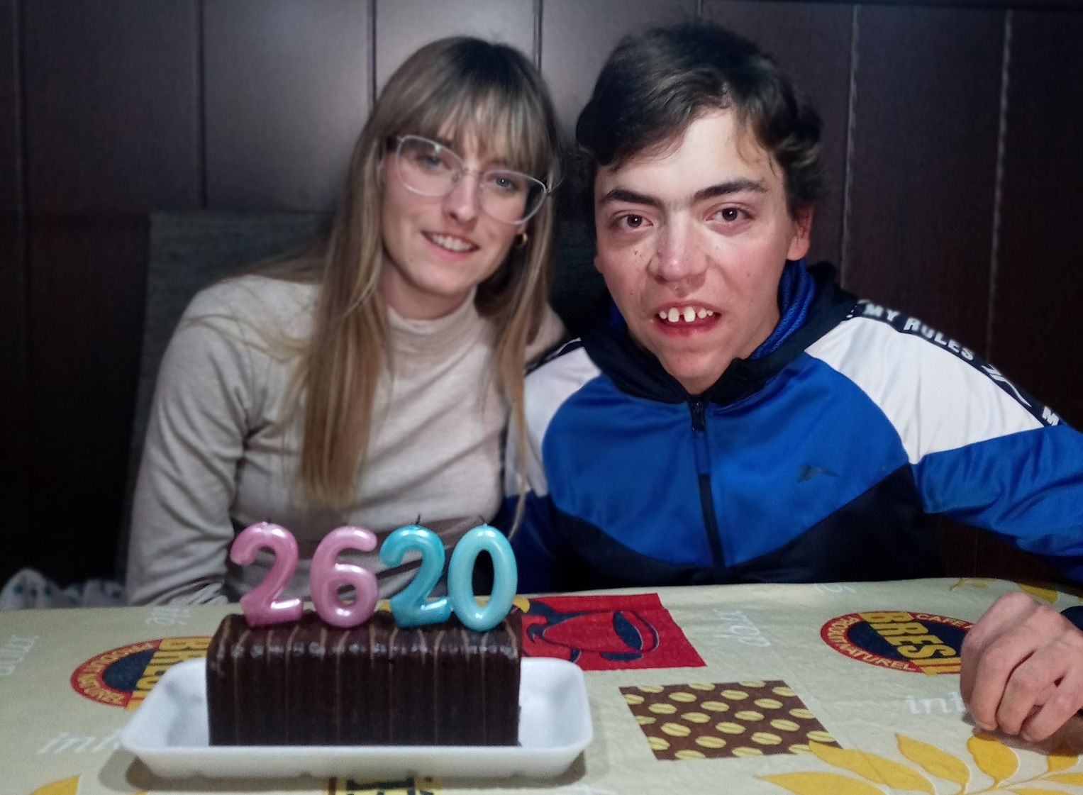 Marcos Carribero con su hermana Joana, celebrando su cumpleaños.