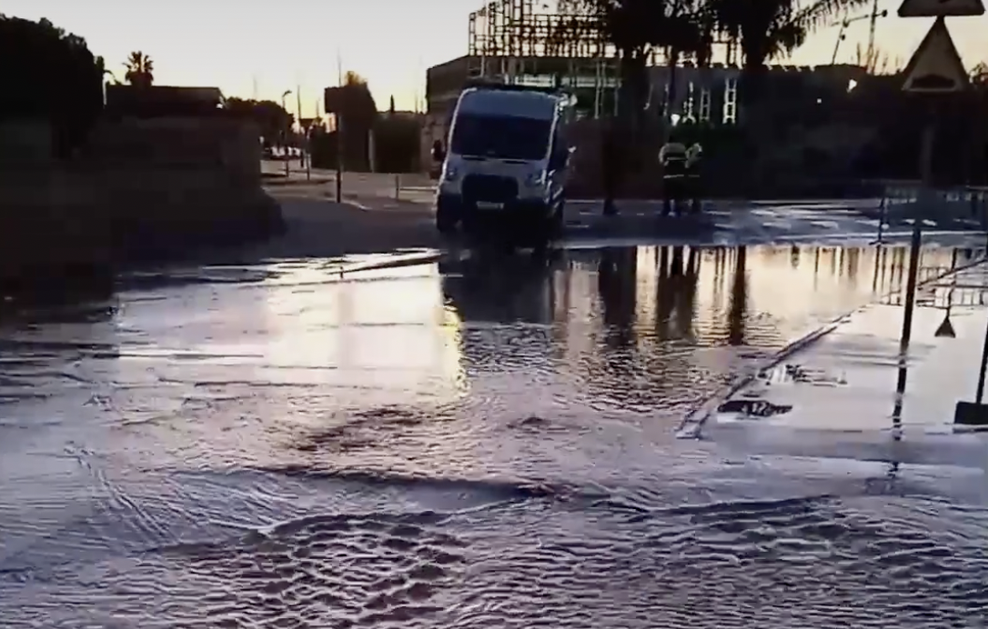 Cruce entre el paseo María Auxiliadora y la calle Tierra en Puerto Real, inundado este viernes.