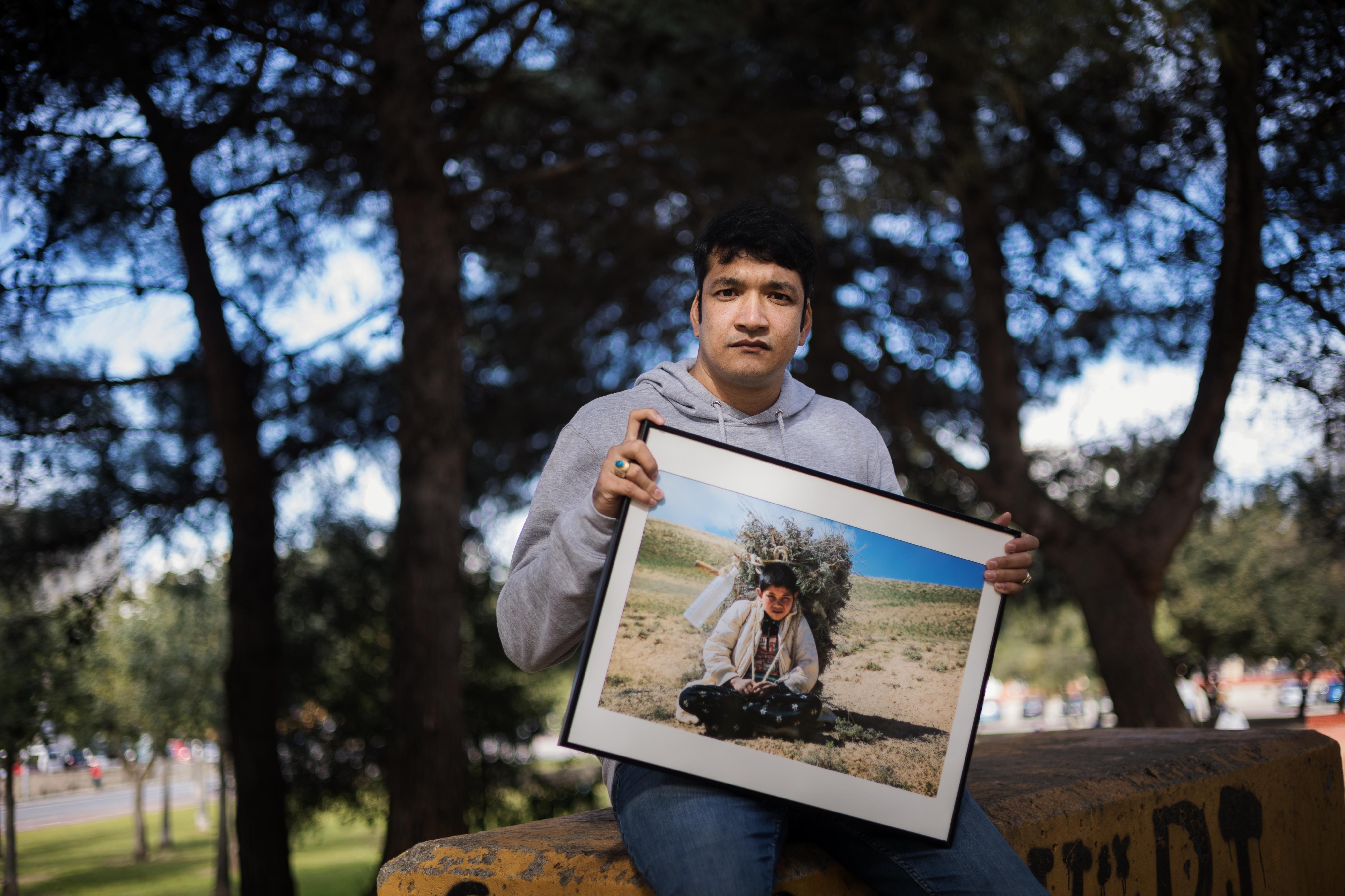 El fotógrafo afgano Abdullah Sadaqat, con una de las fotografías que expone en Jerez.