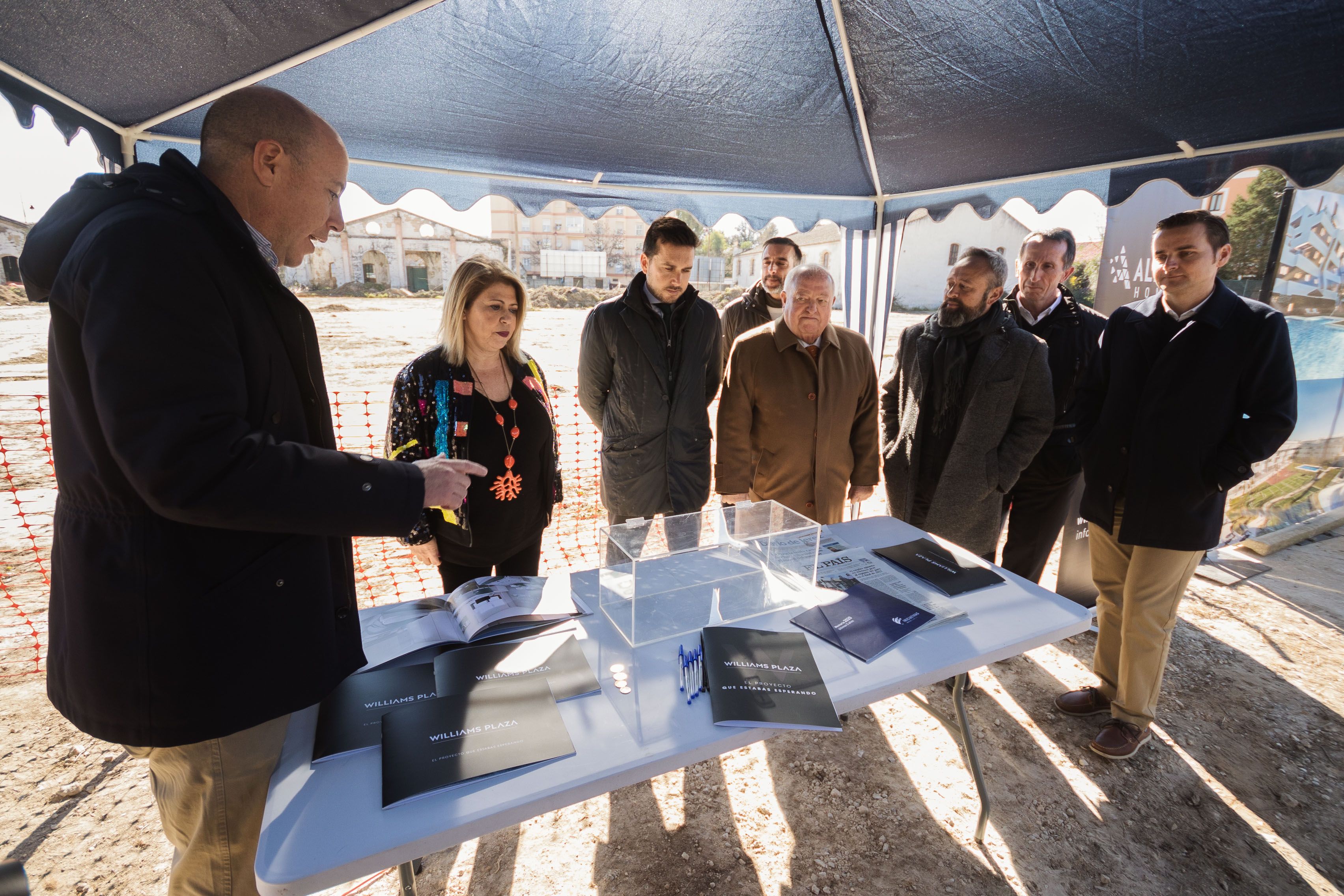 El CEO de Iniciativas Inmobiliarias explicando el proyecto sobre planos.   MANU GARCÍA