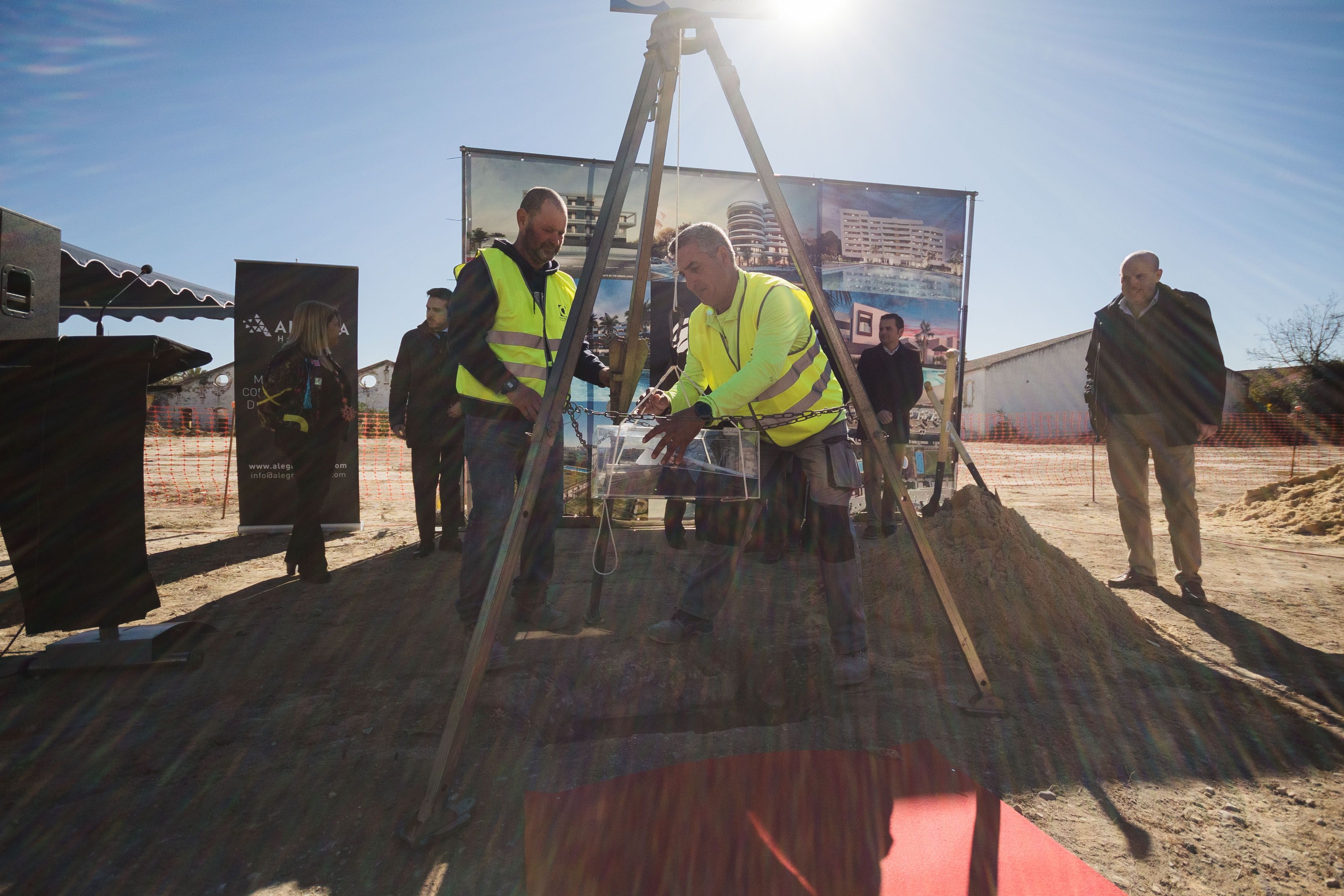 Momento en el que introducía la primera piedra en el lugar donde permanecerá.