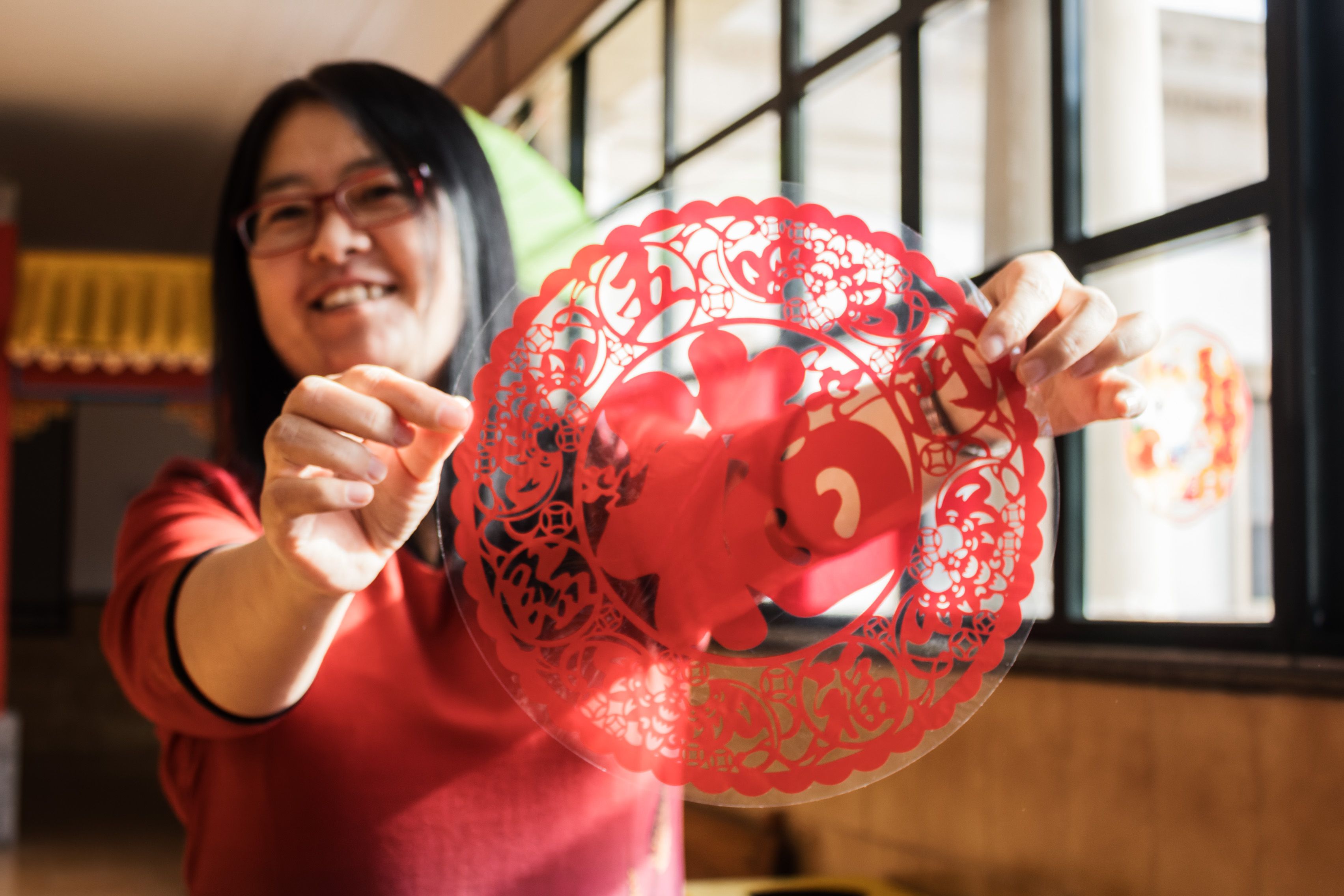 La profesora de chino sosteniendo un objeto decorativo singular de esta celebración.      CANDELA NÚÑEZ