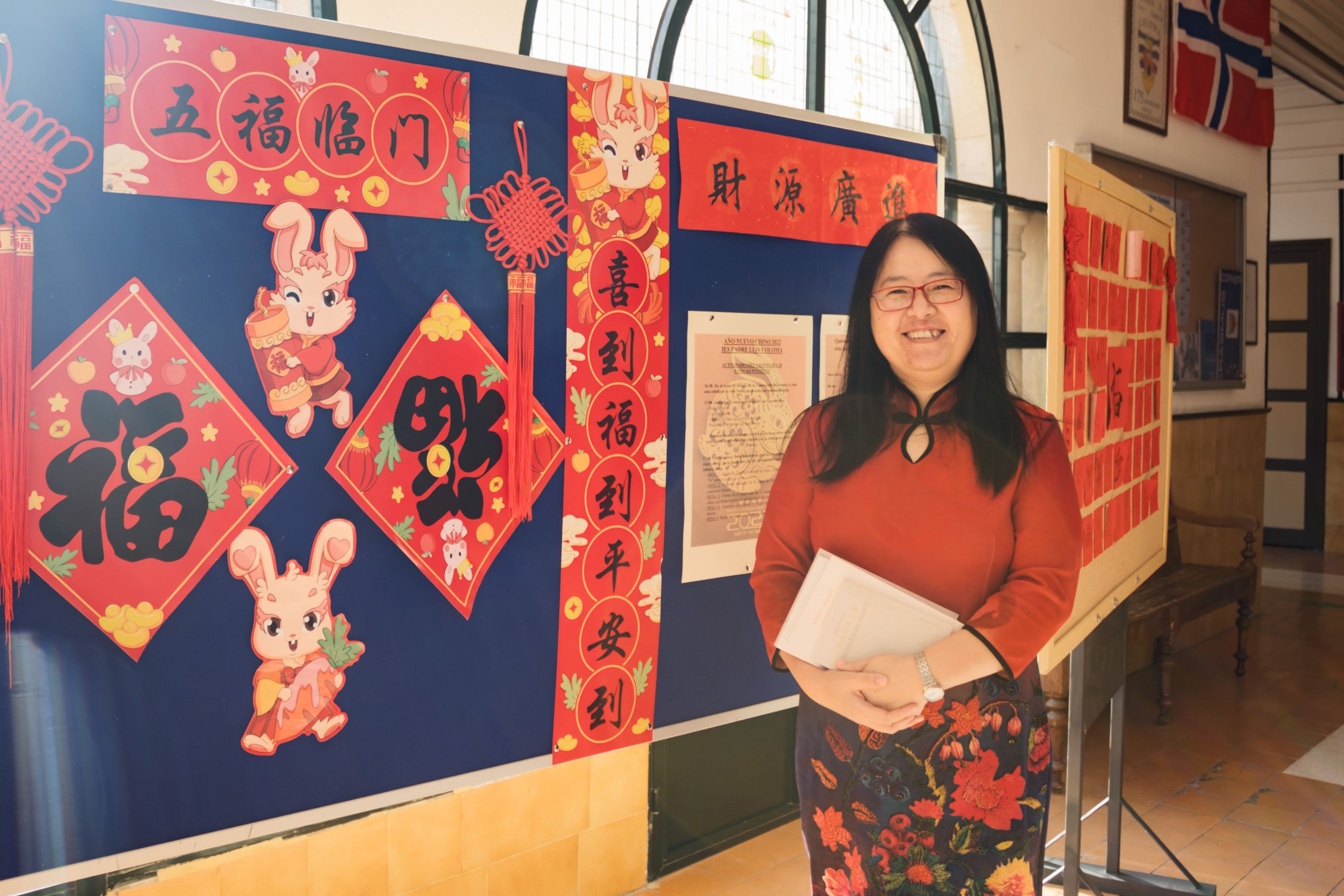 "Felicidad, familia, fiesta, dragones, mucha comida…": el ‘Año del Conejo de Agua’ también se celebra en Jerez. En la imagen, Linda (Jinlian Liang) profesora de chino en el Coloma junto a la decoración especial por el año nuevo. "Felicidad, familia, fiesta, dragones, mucha comida…": el ‘Año del Conejo de Agua’ también se celebra en Jerez. En la imagen, Linda (Jinlian Liang) profesora de chino en el Coloma junto a la decoración especial por el año nuevo.