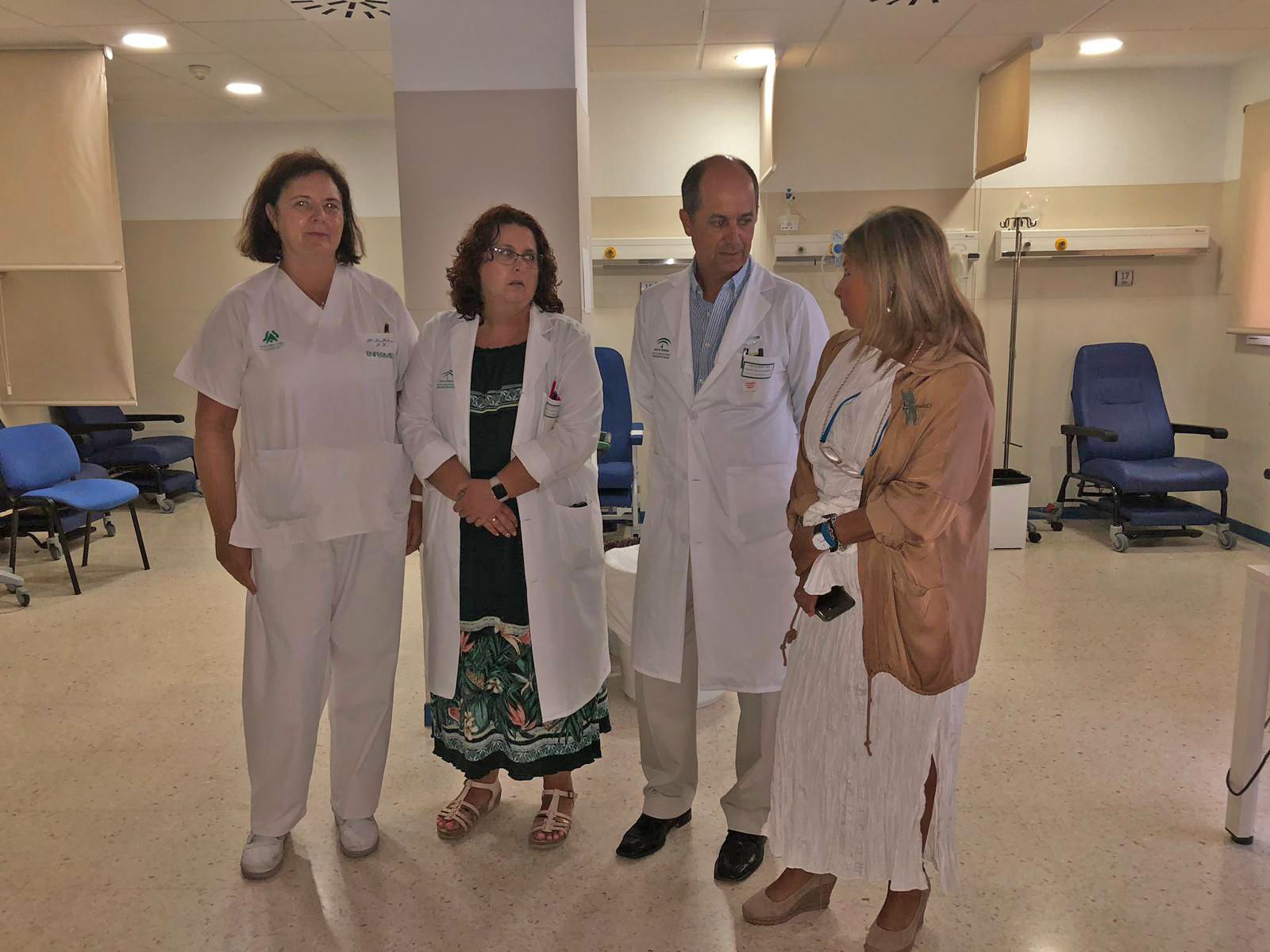 La delegada territorial de Salud y Familias, Isabel Paredes, durante su visita al Hospital de Jerez.