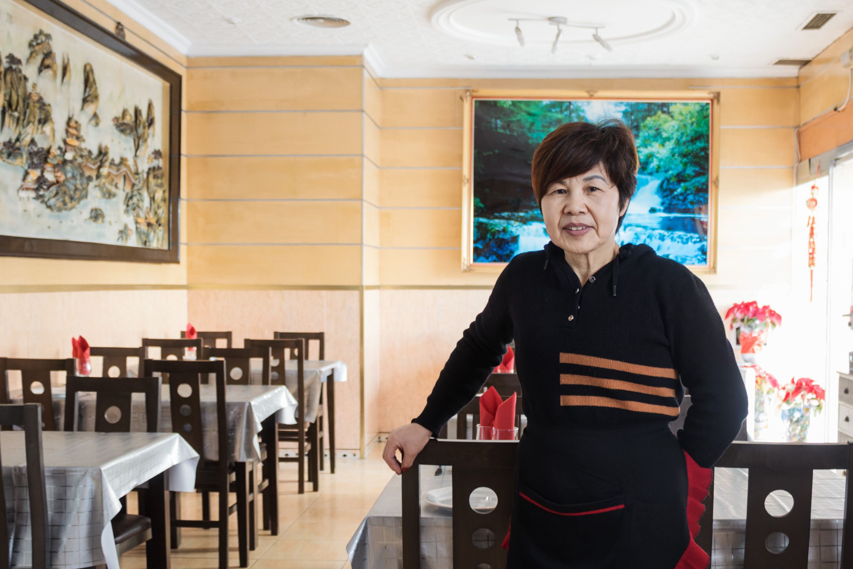 Rosa, propietaria del restaurante China Town, posando en el establecimiento.      CANDELA NÚÑEZ