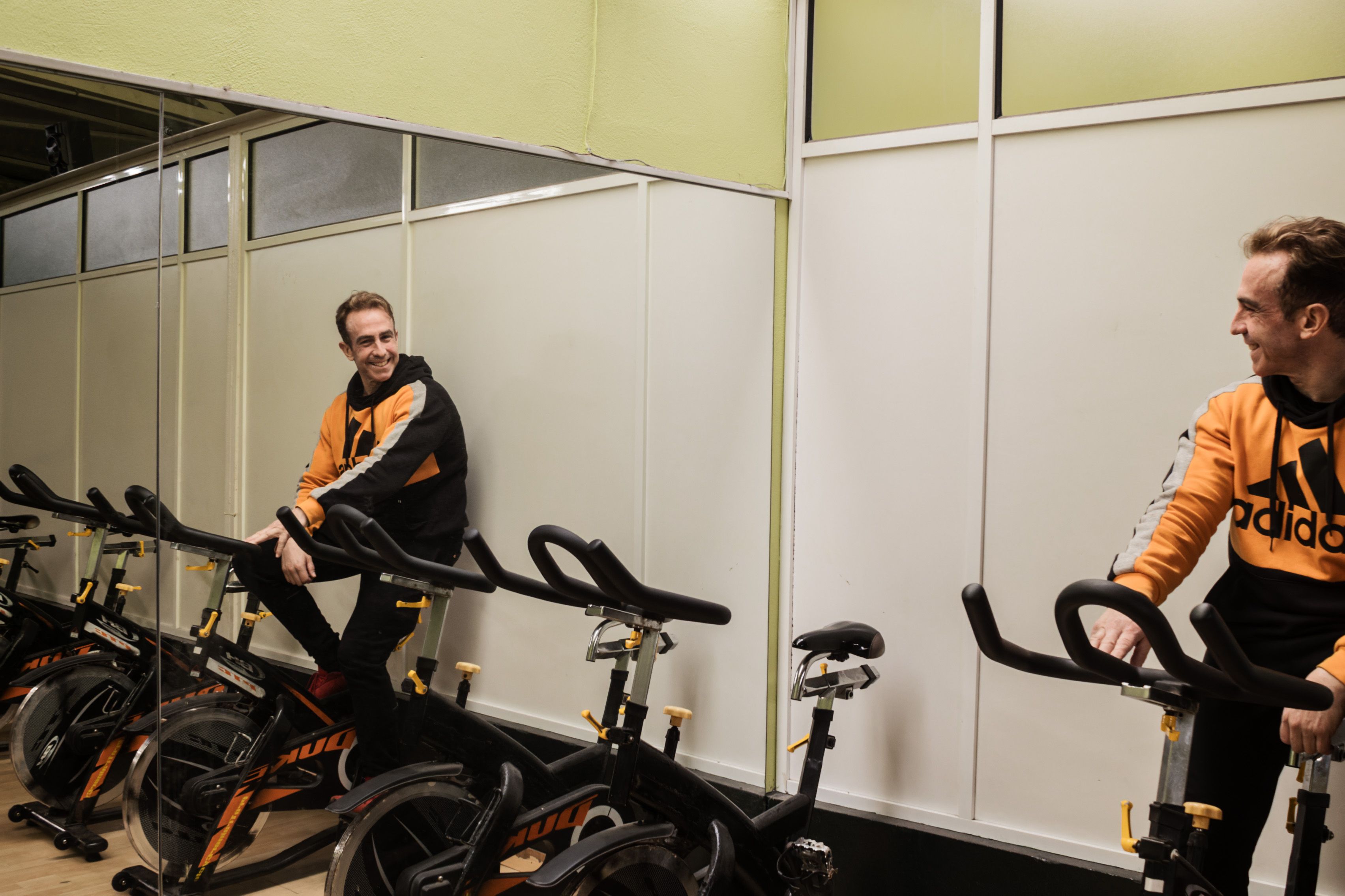 El dueño y preparador físico de 'Fast Gym', en una de las bicletas de entrenamiento.
