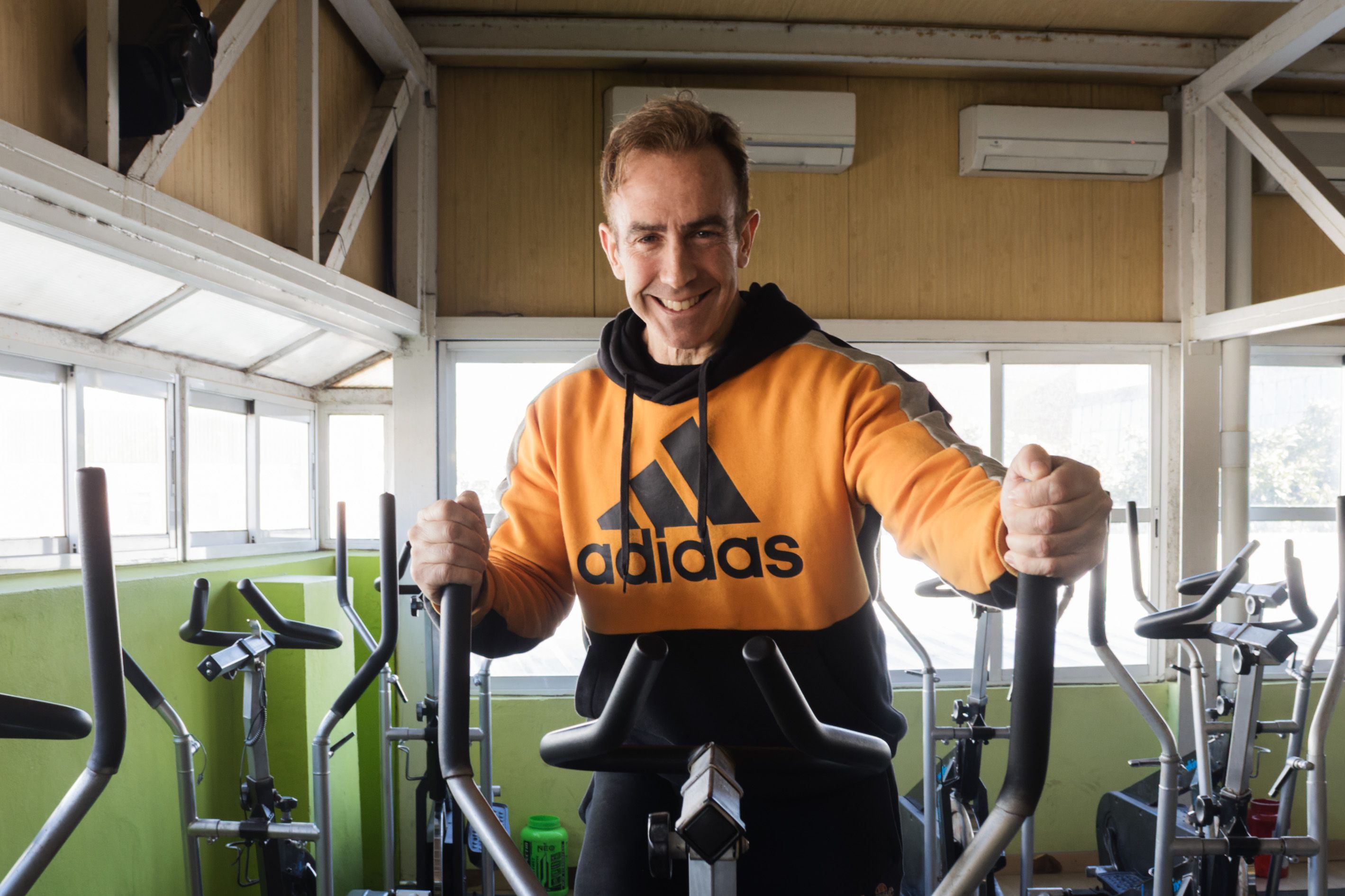 Francisco Javier Mora en su gimnasio, después de la entrevista.