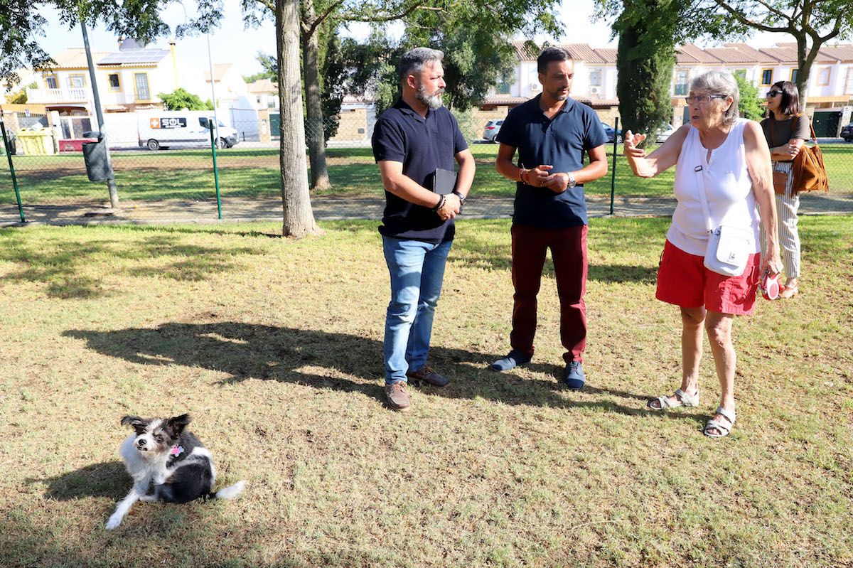 El teniente de alcaldesa José Antonio Díaz y el delegado Rubén Pérez, en el nuevo parque canino del parque Timanfaya.
