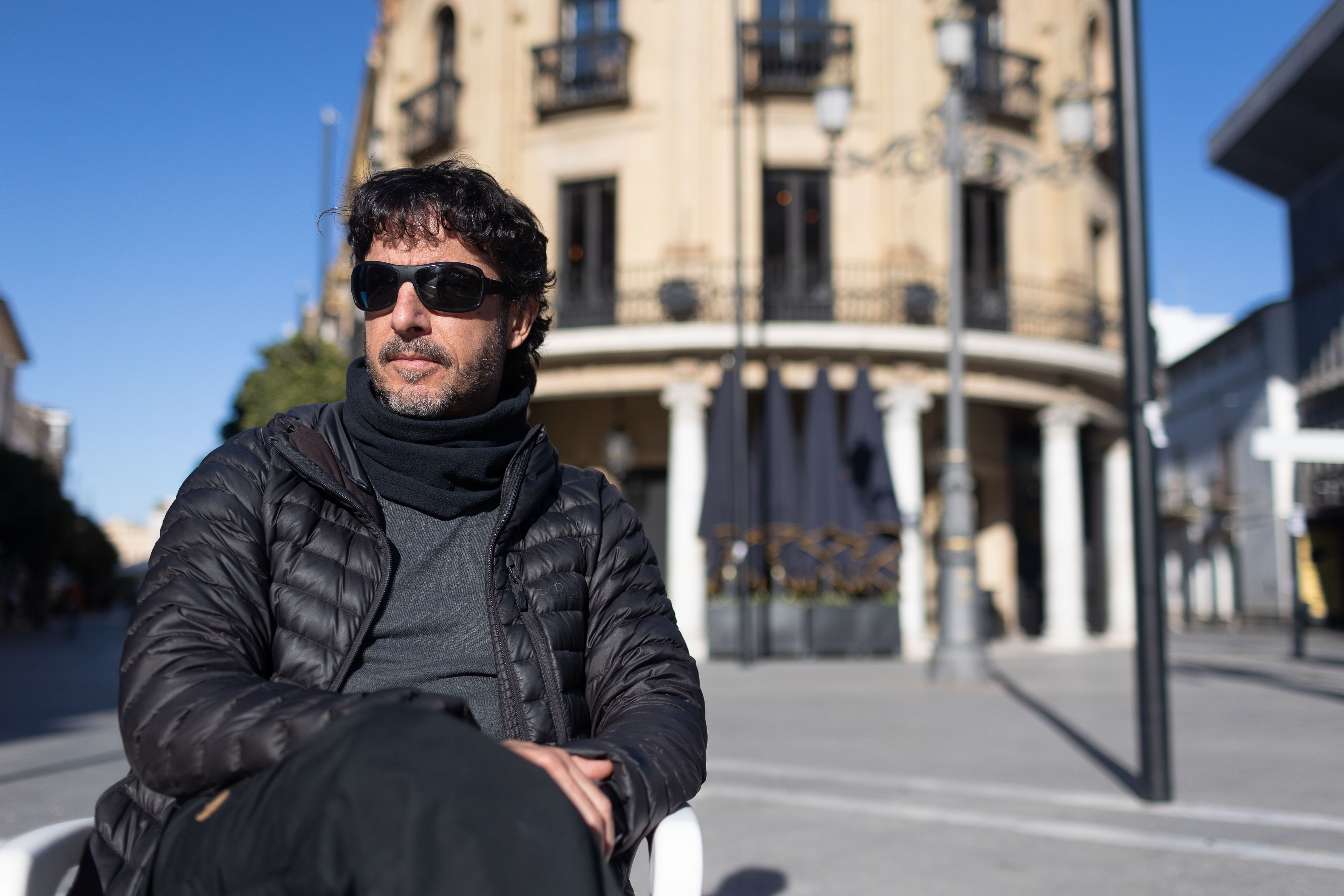 El reportero de guerra y Pulitzer andaluz Emilio Morenatti, retratado esta semana ante el Gallo Azul en Jerez.