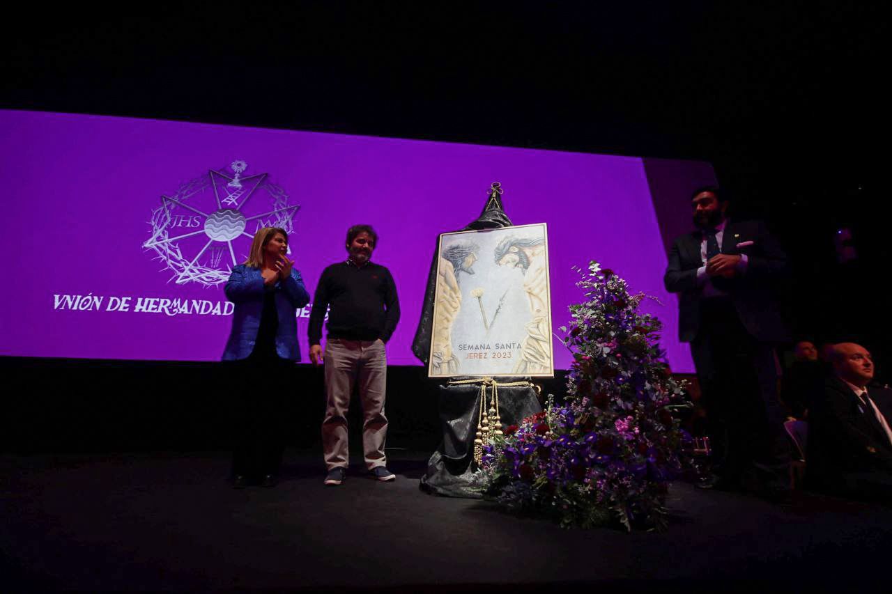 La obra tras ser descubierta por la laña desea y el presidente del Consejo junto al autor. MANU GARCÍA