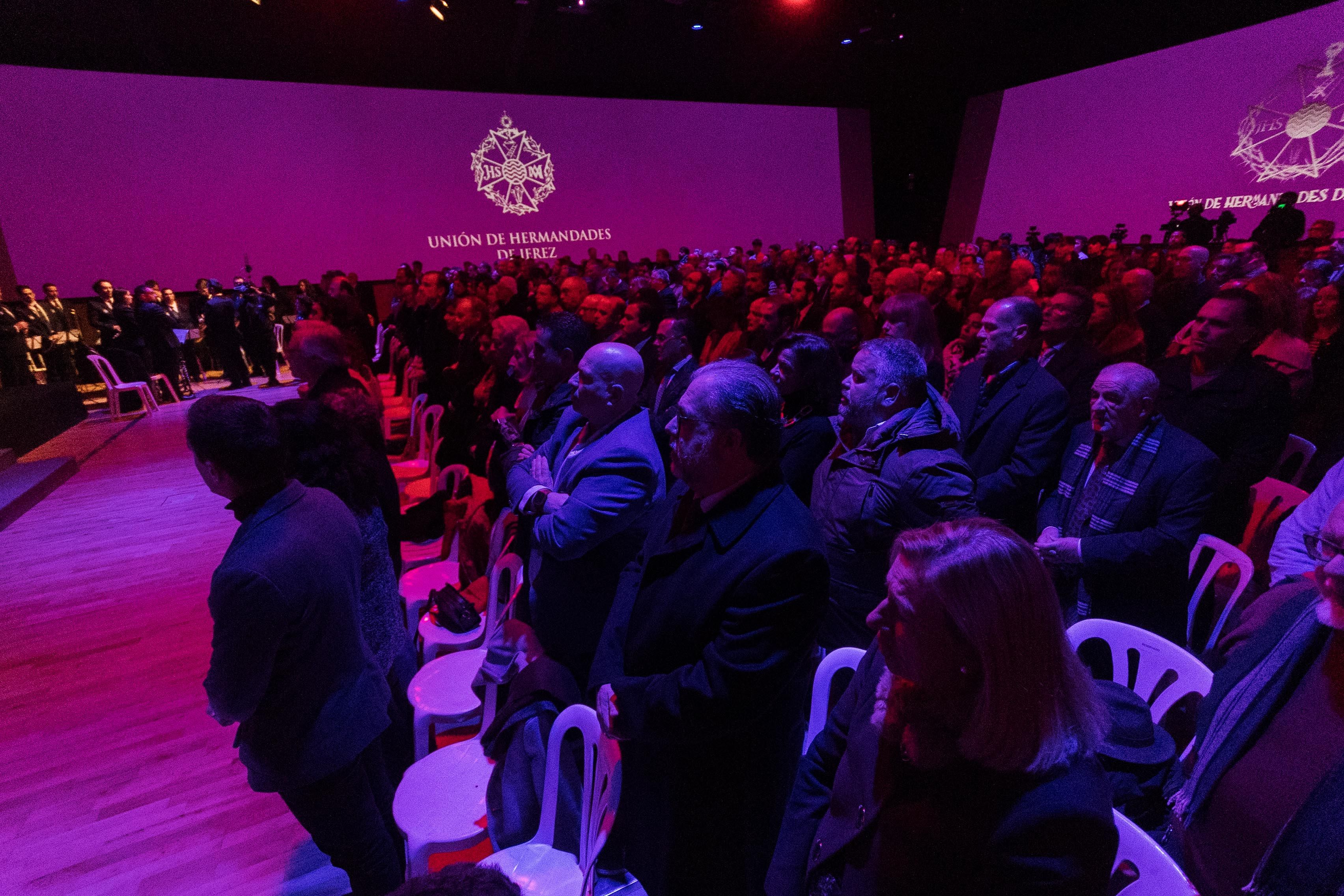 Los asistentes al acto en el momento de la oración por el atentado de Algeciras.