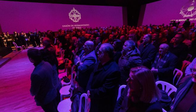 Los asistentes al acto en el momento de la oración por el atentado de Algeciras.