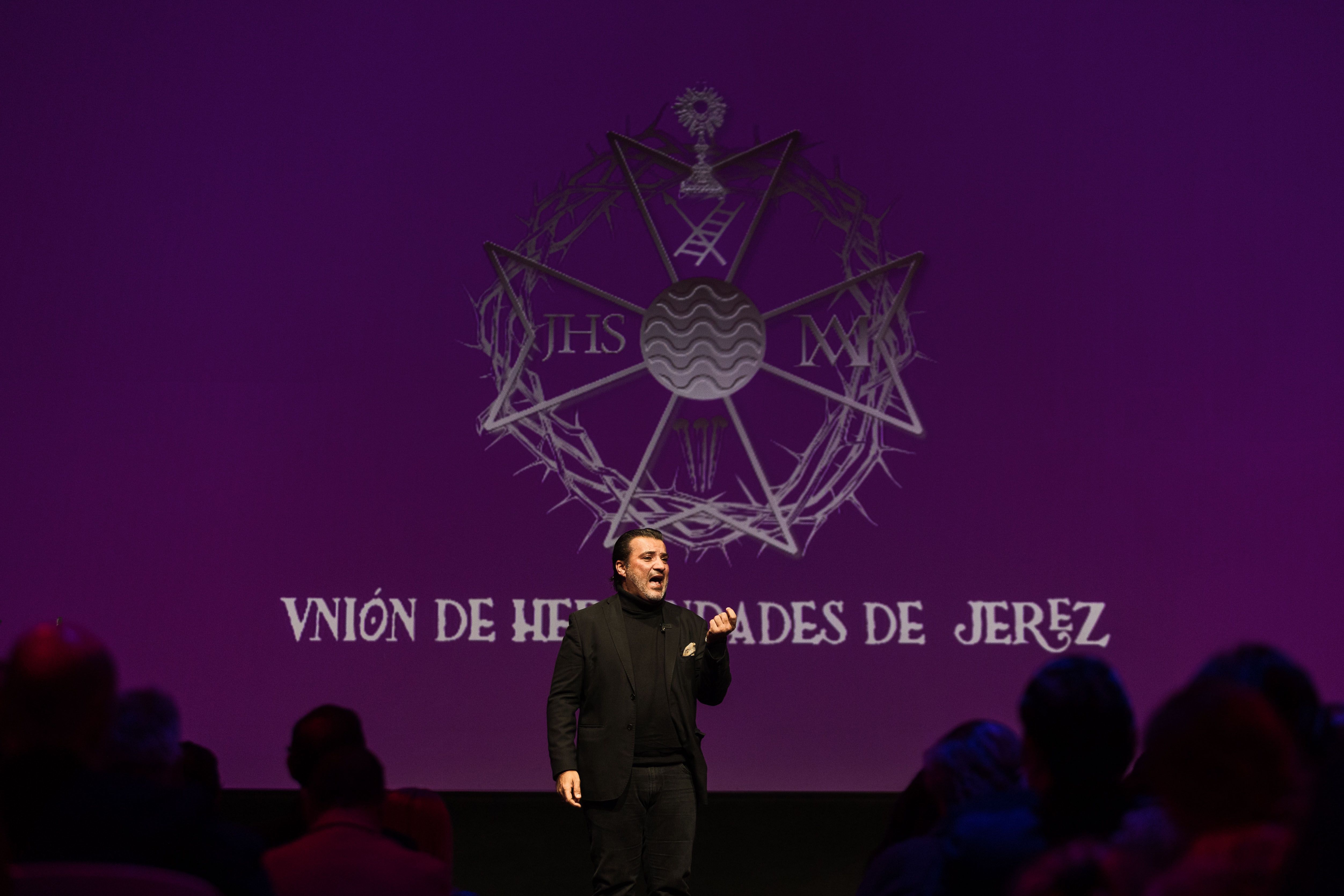 Juan Mendez interpretando una saeta ante el auditorio. MANU GARCÍA