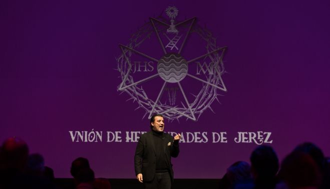 Juan Mendez interpretando una saeta ante el auditorio. MANU GARCÍA