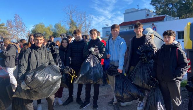 Algunas de las bolsas de basura recogidas.