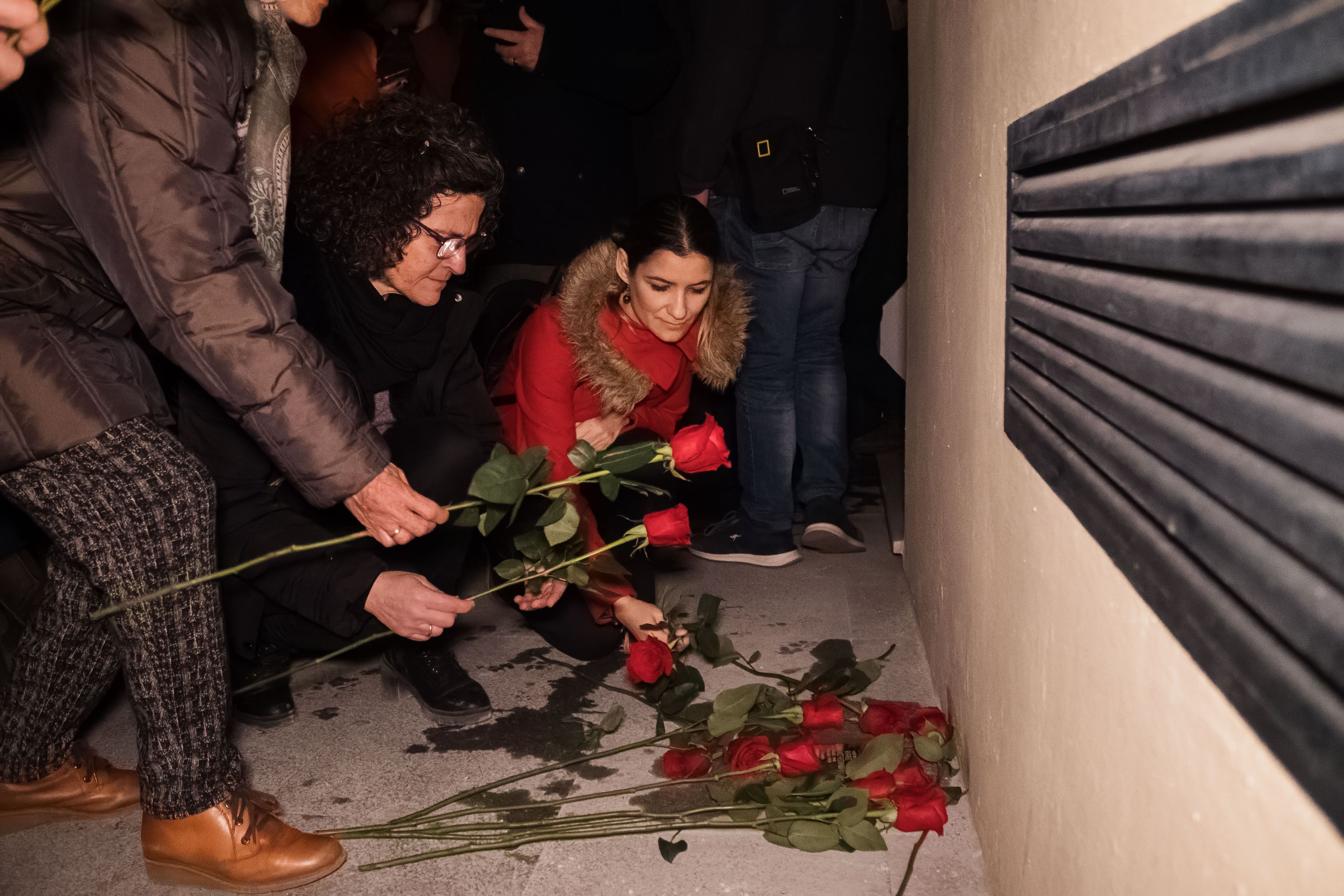 Familiares colocan flores en la placa en memoria de 'El Panaderito', uno de los jerezanos asesinados en campos nazis.